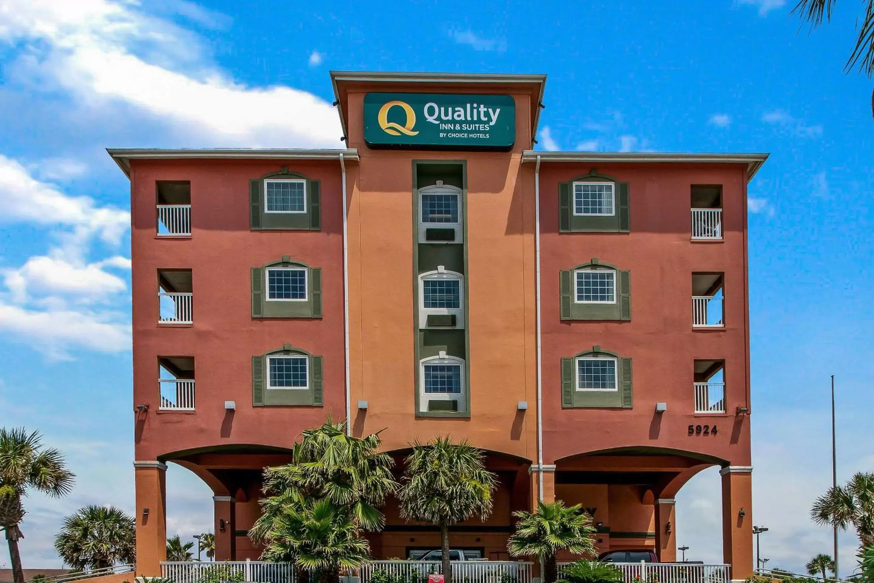 Property Building in Quality Inn & Suites Beachfront
