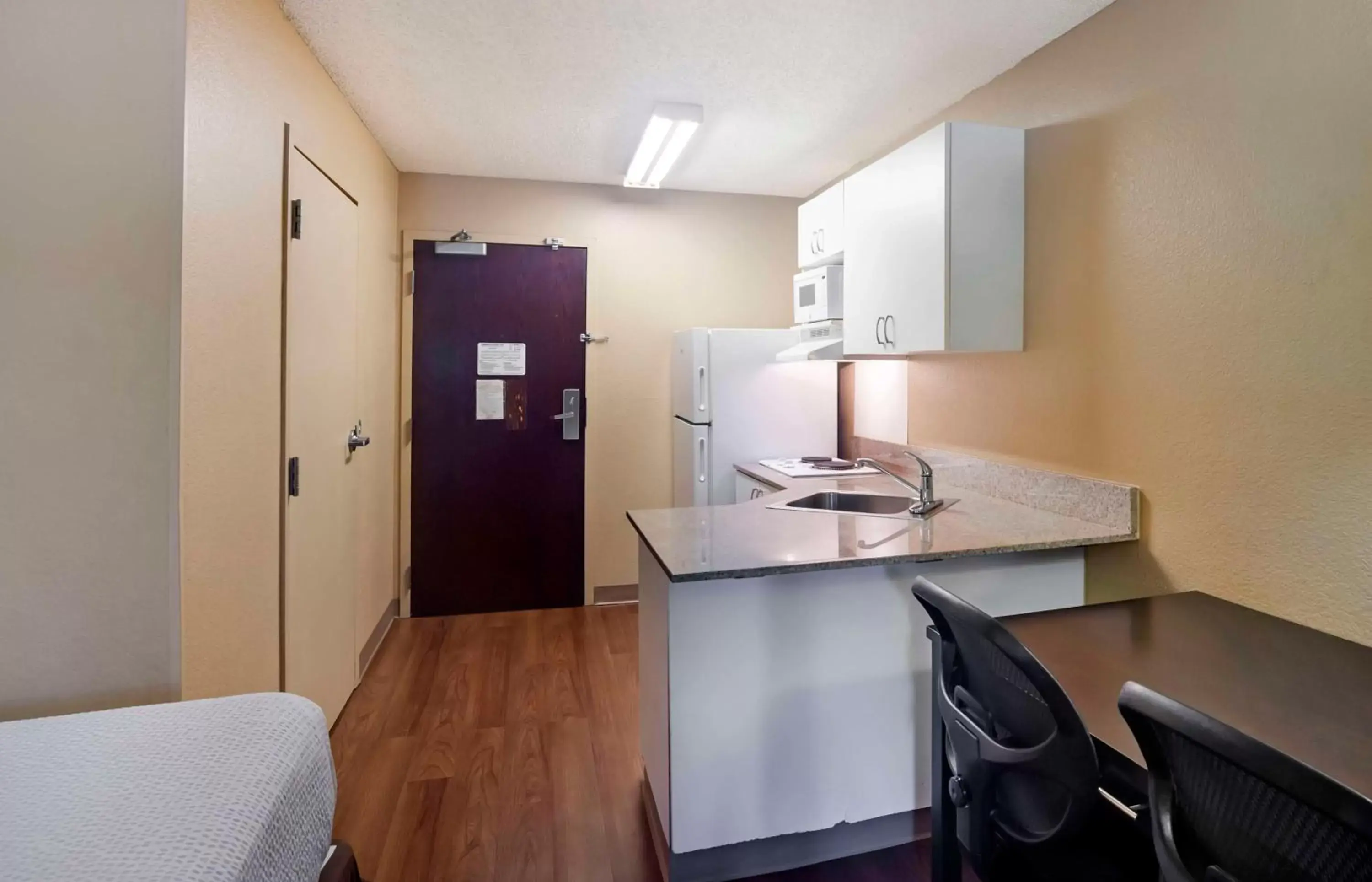 Bedroom, Kitchen/Kitchenette in Extended Stay America Suites - San Diego - Mission Valley - Stadium