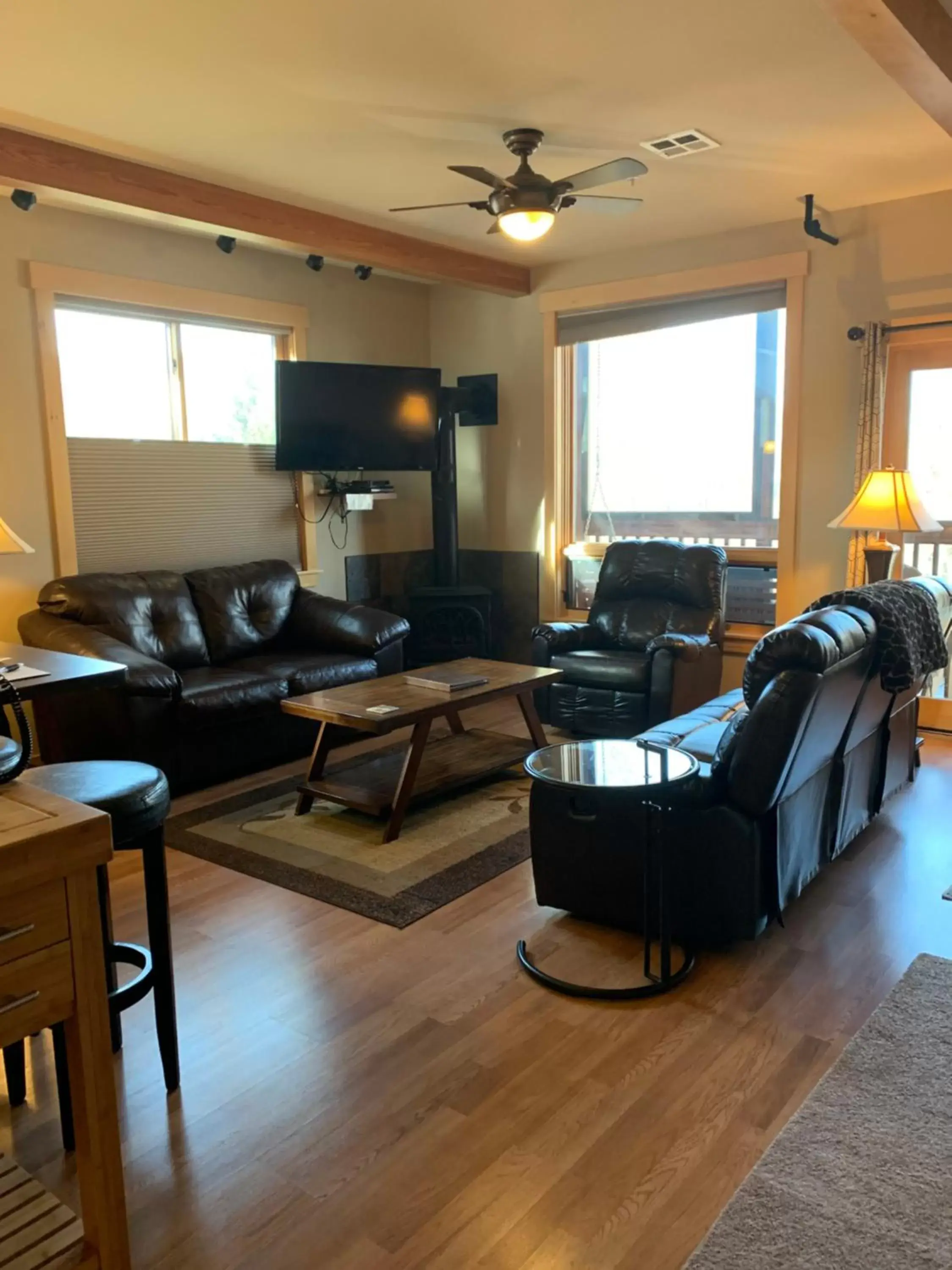 Living room, Seating Area in Twisp River Suites