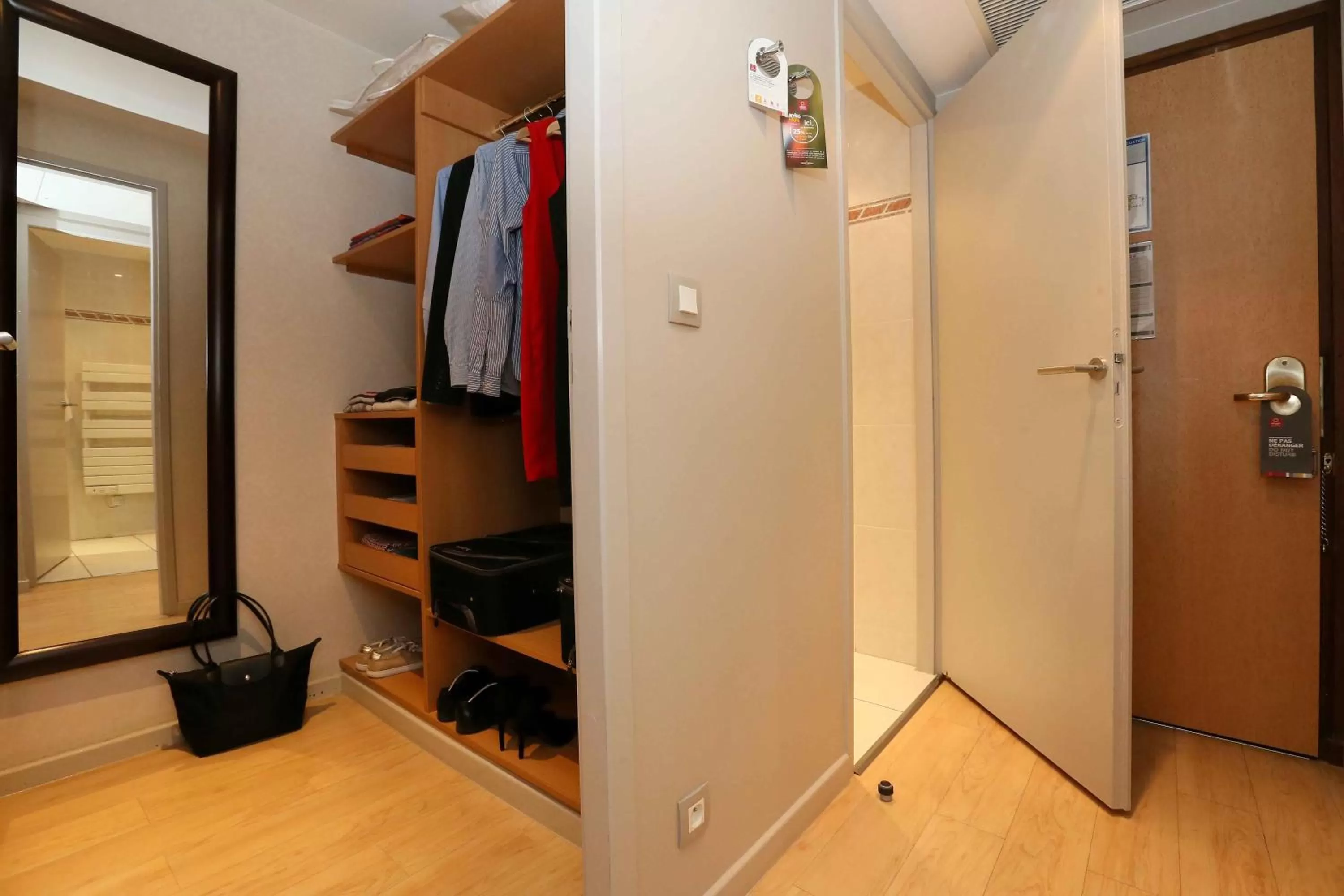 wardrobe in Adagio Original Thoiry Genève