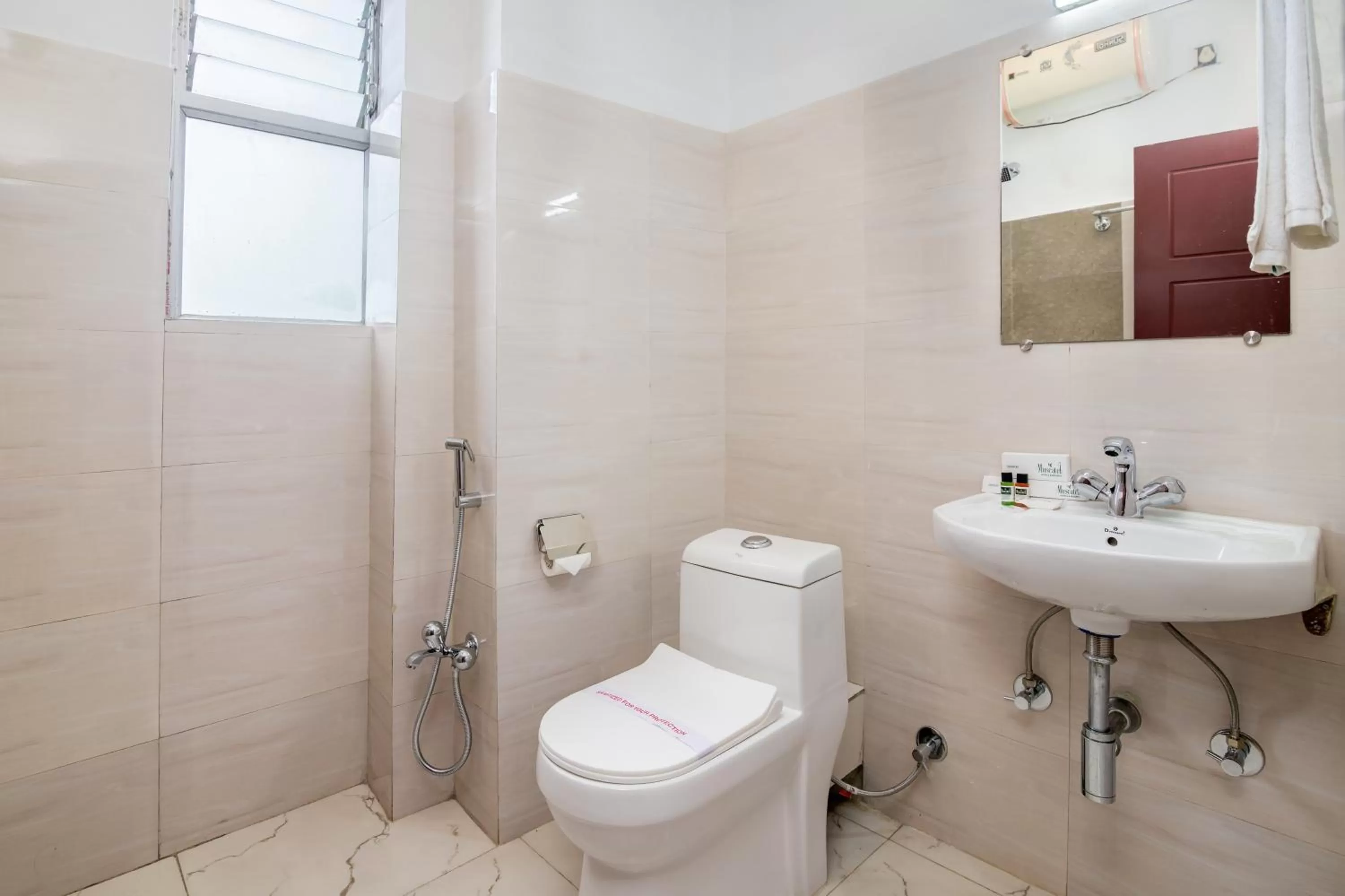 Bathroom in Muscatel Roma - 400 Mts from Mall Road