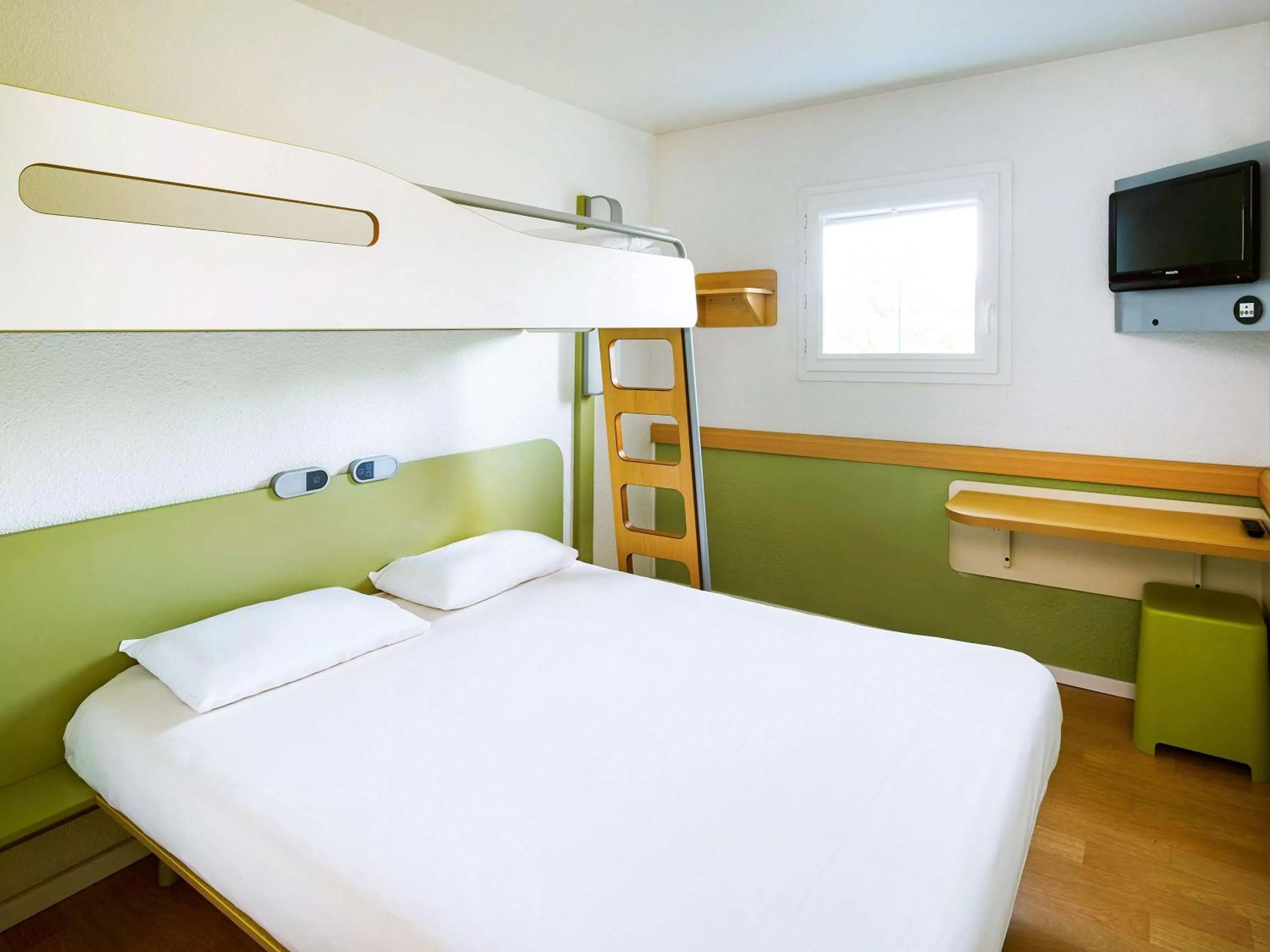Photo of the whole room, Bed in ibis budget Chartres
