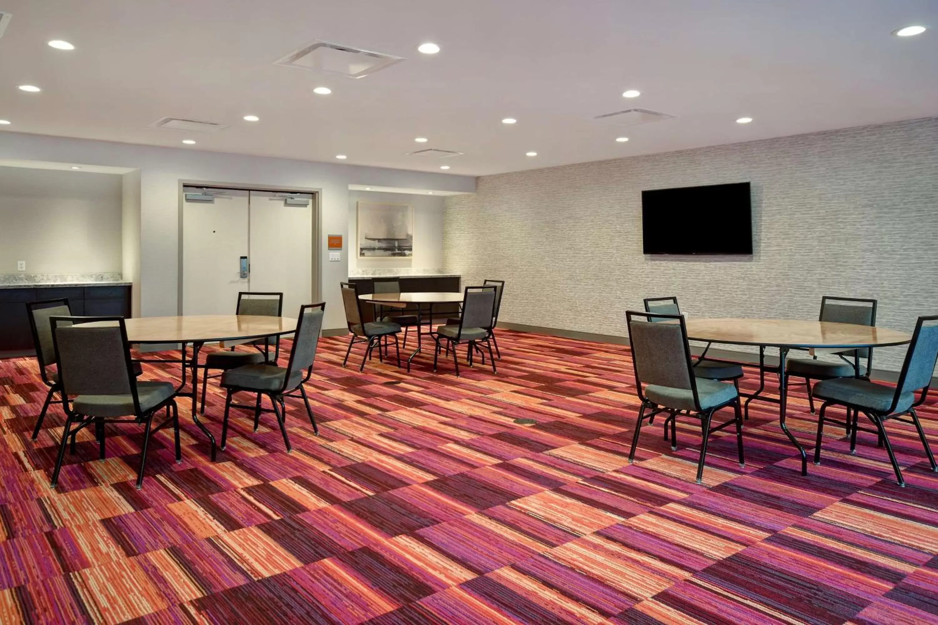 Meeting/conference room, Restaurant/Places to Eat in Home2 Suites Eau Claire South, Wi