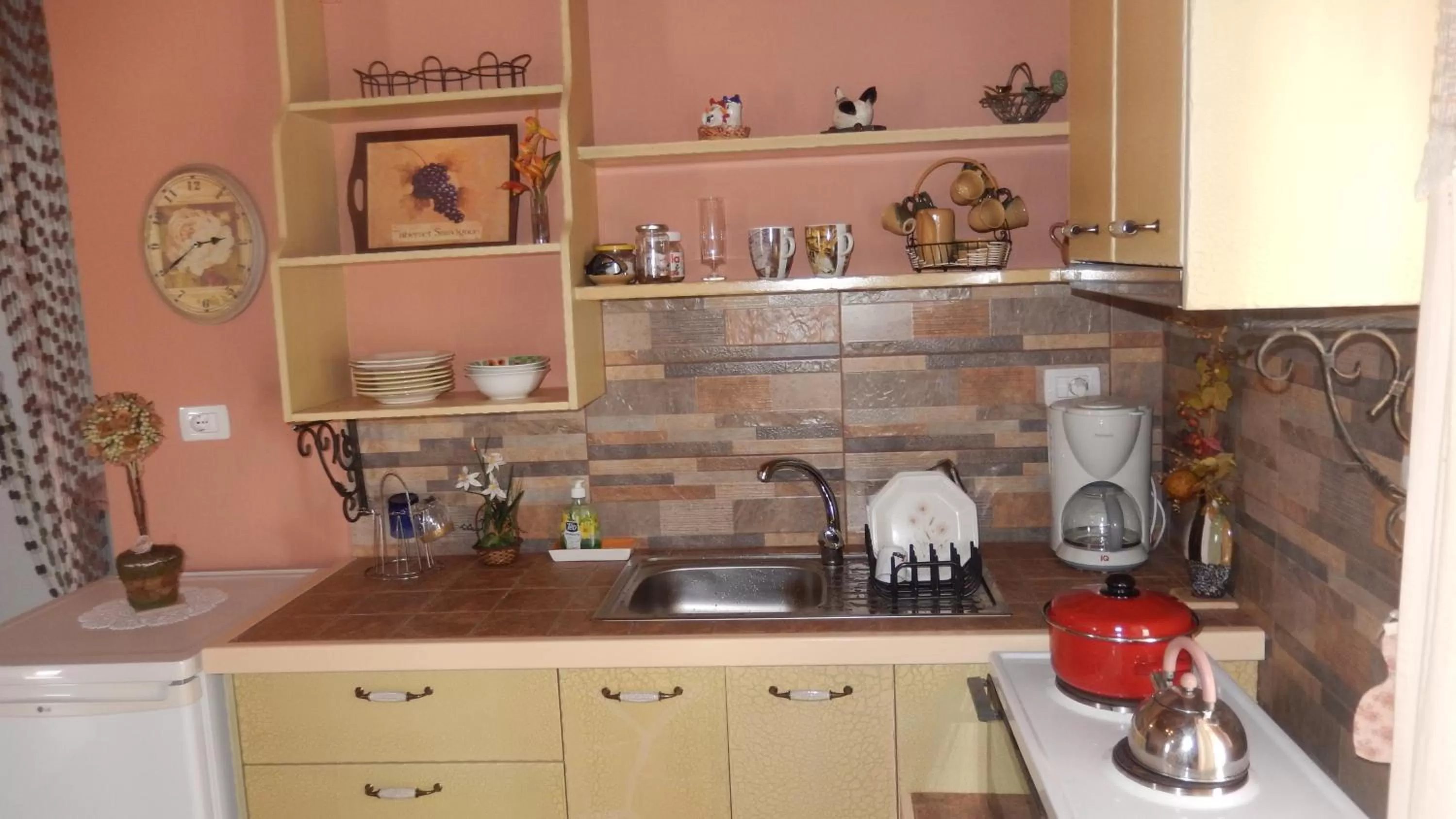 Coffee/tea facilities, Kitchen/Kitchenette in Jelena's Luxury Apartments