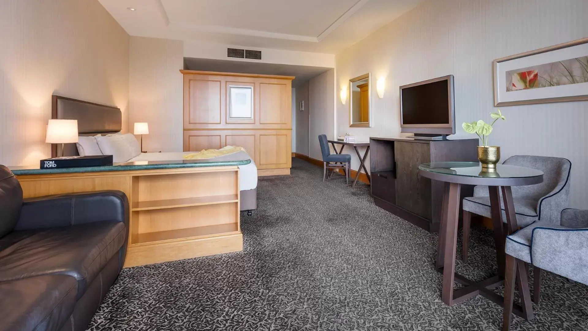 TV and multimedia, TV/Entertainment Center in Oaks Gold Coast Hotel