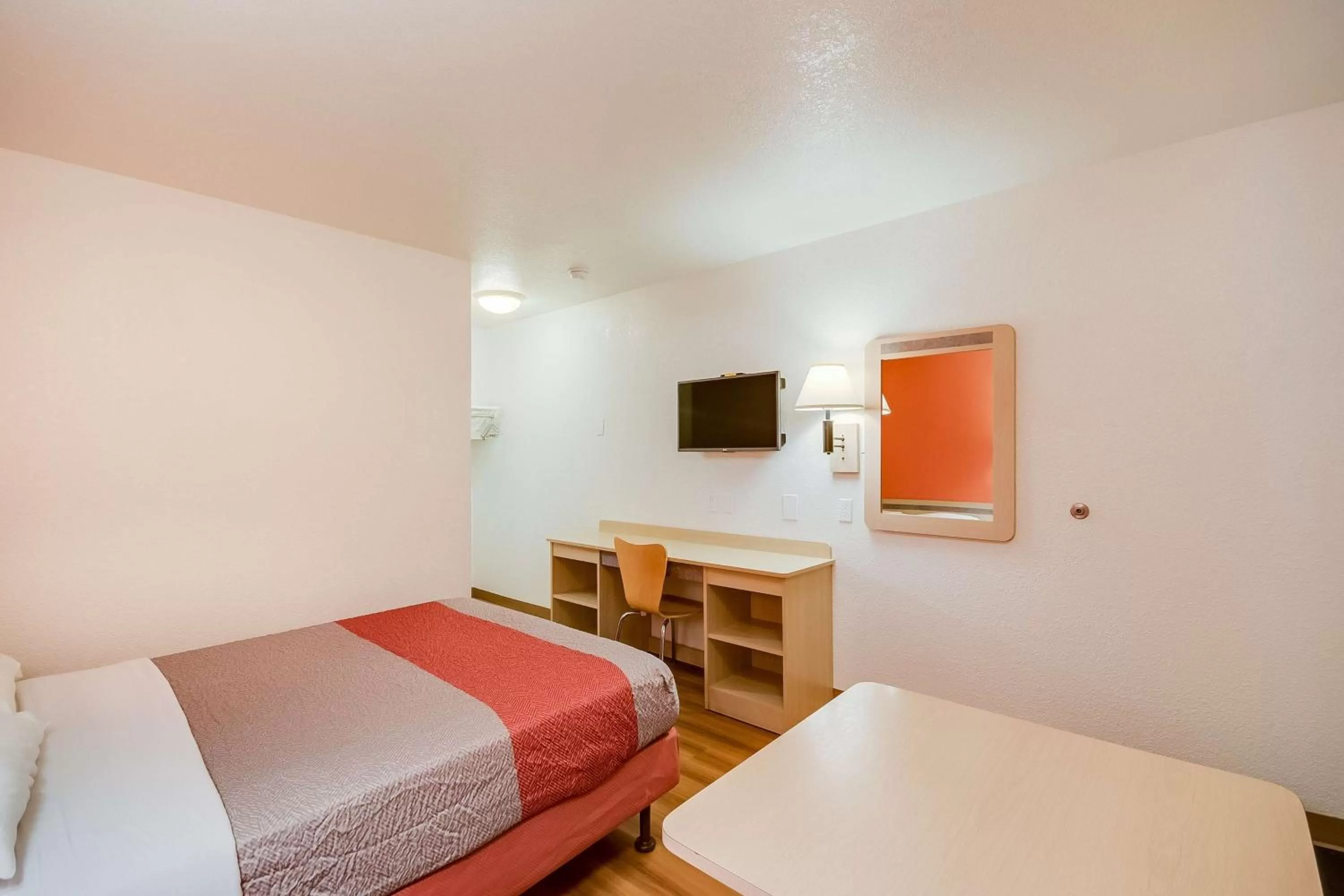 TV and multimedia, Bed in Motel 6-Bellingham, WA