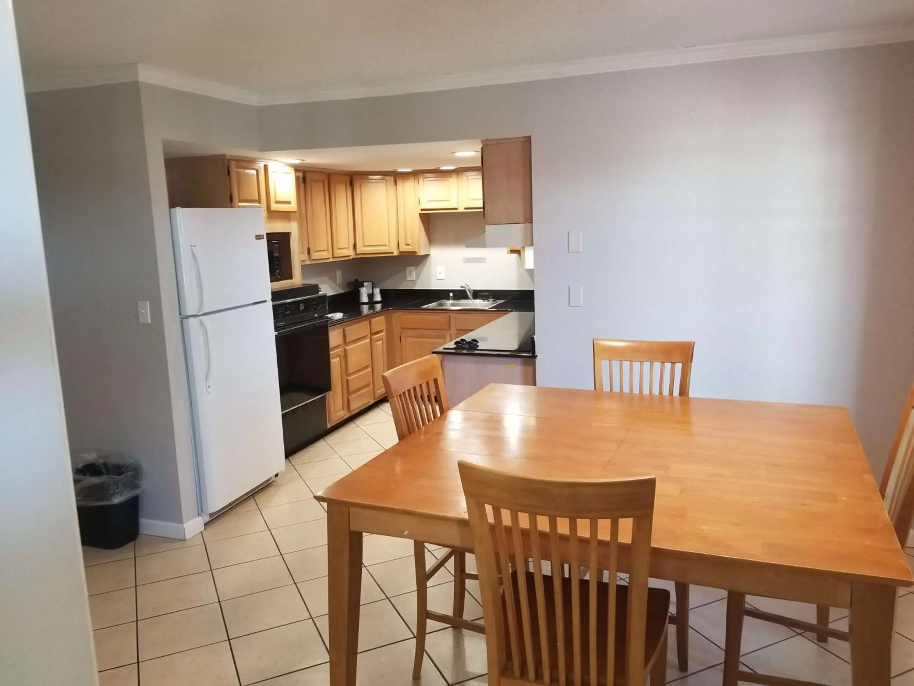 Photo of the whole room, Kitchen/Kitchenette in Best Western Plus Holiday Sands Inn & Suites