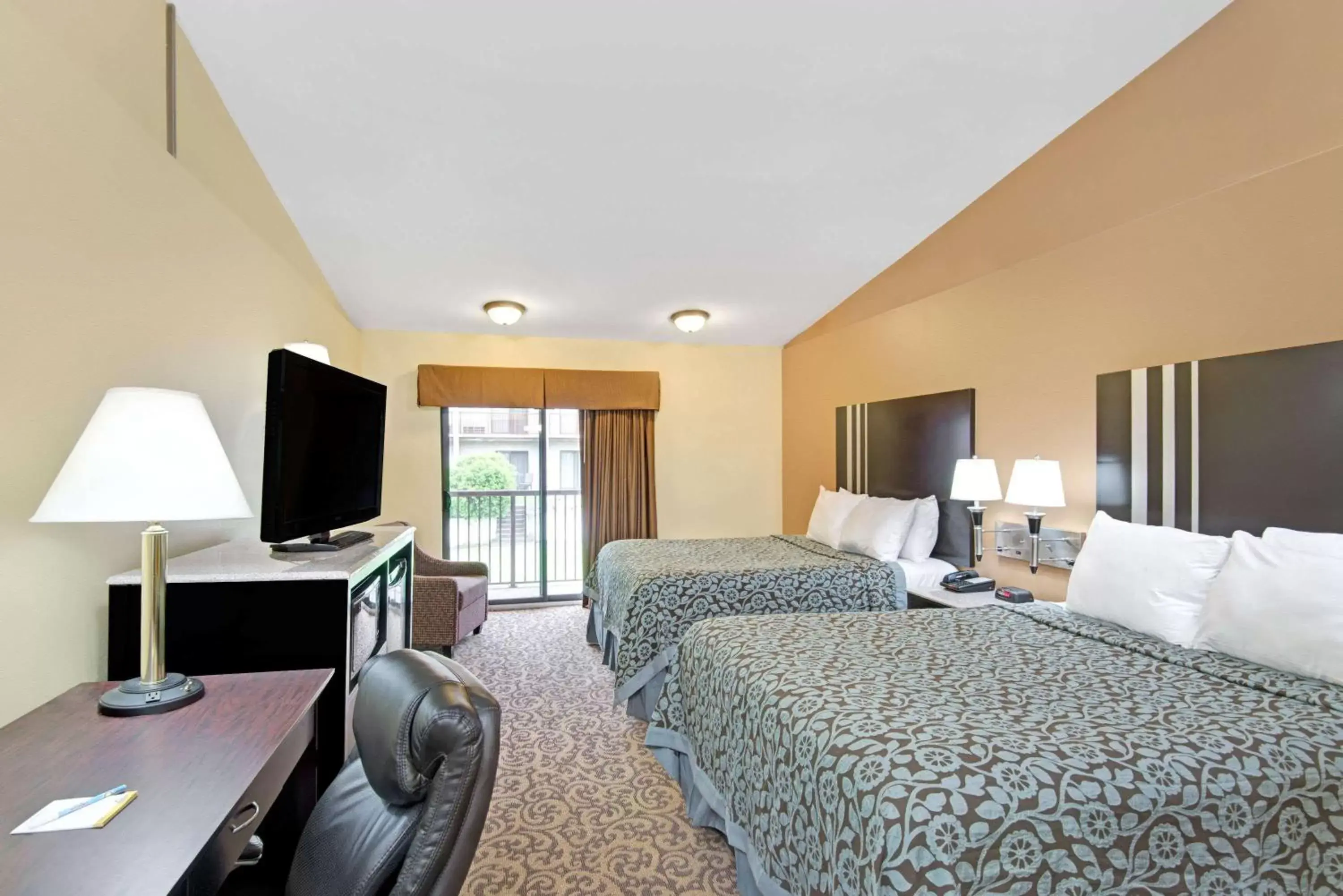 TV and multimedia in Days Inn by Wyndham Washington