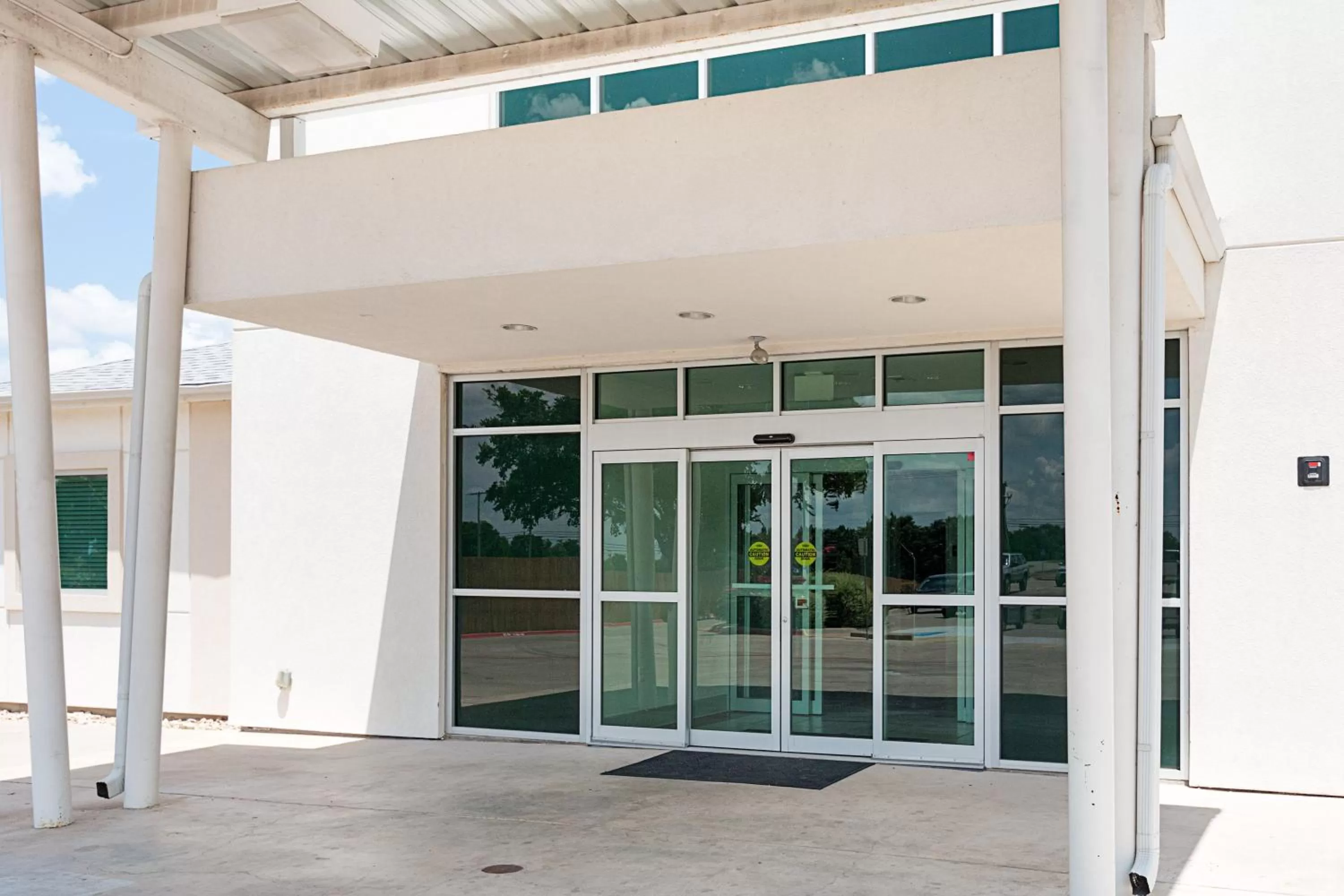 Facade/entrance in Motel 6-Cleburne, TX