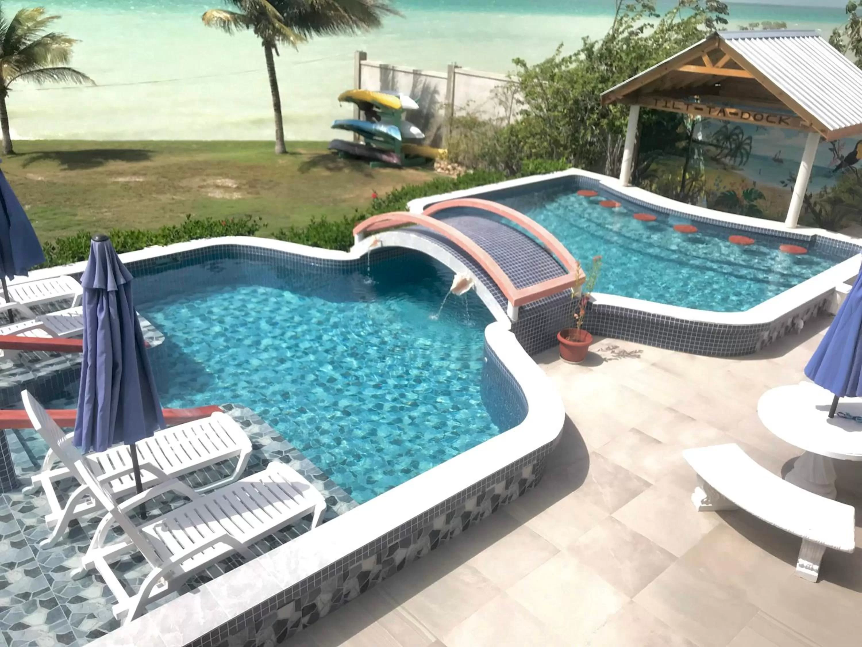 Swimming pool in Tilt-Ta-Dock Resort Belize