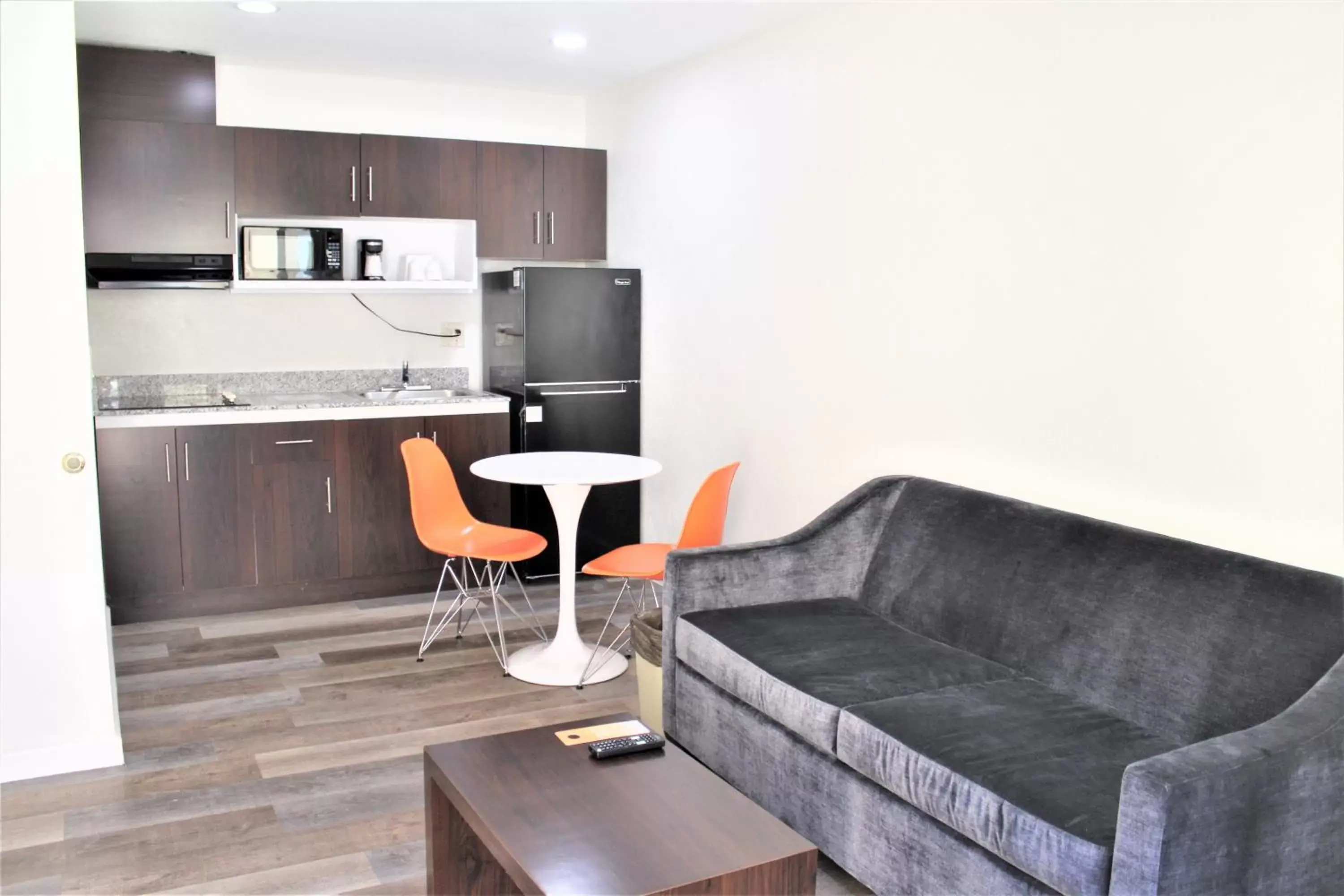 Kitchen or kitchenette, Seating Area in Howard Johnson by Wyndham Chula Vista/San Diego Suite Hotel