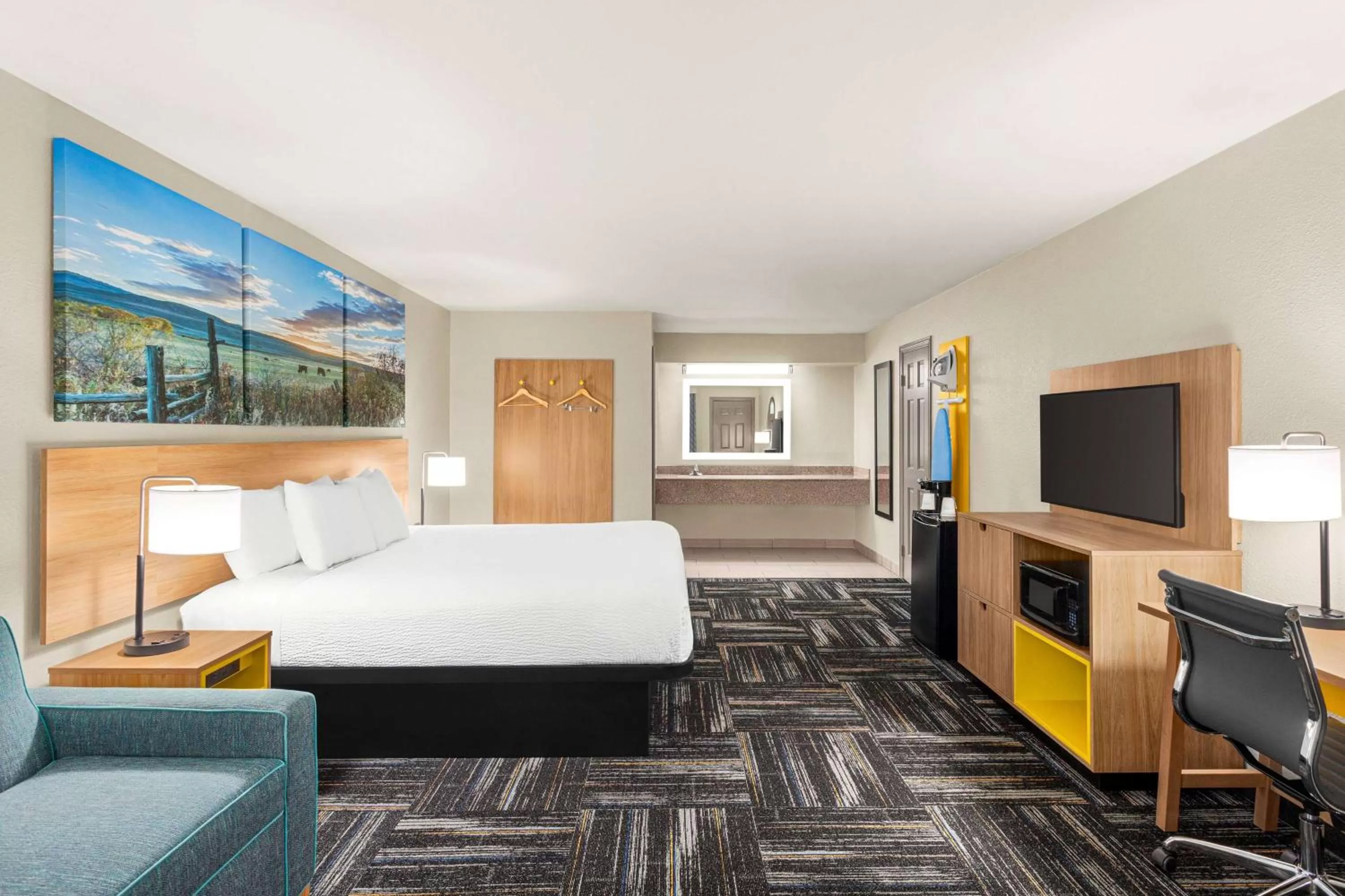 Bedroom, Bed in Days Inn by Wyndham Paris