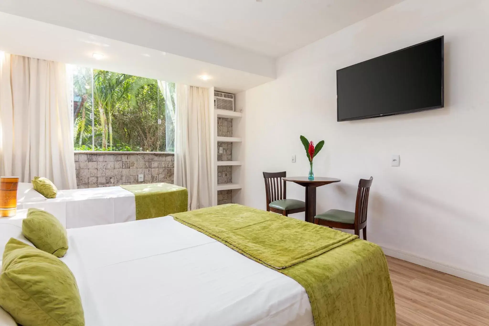 Communal lounge/ TV room, Bed in Hotel Miratlantico Búzios