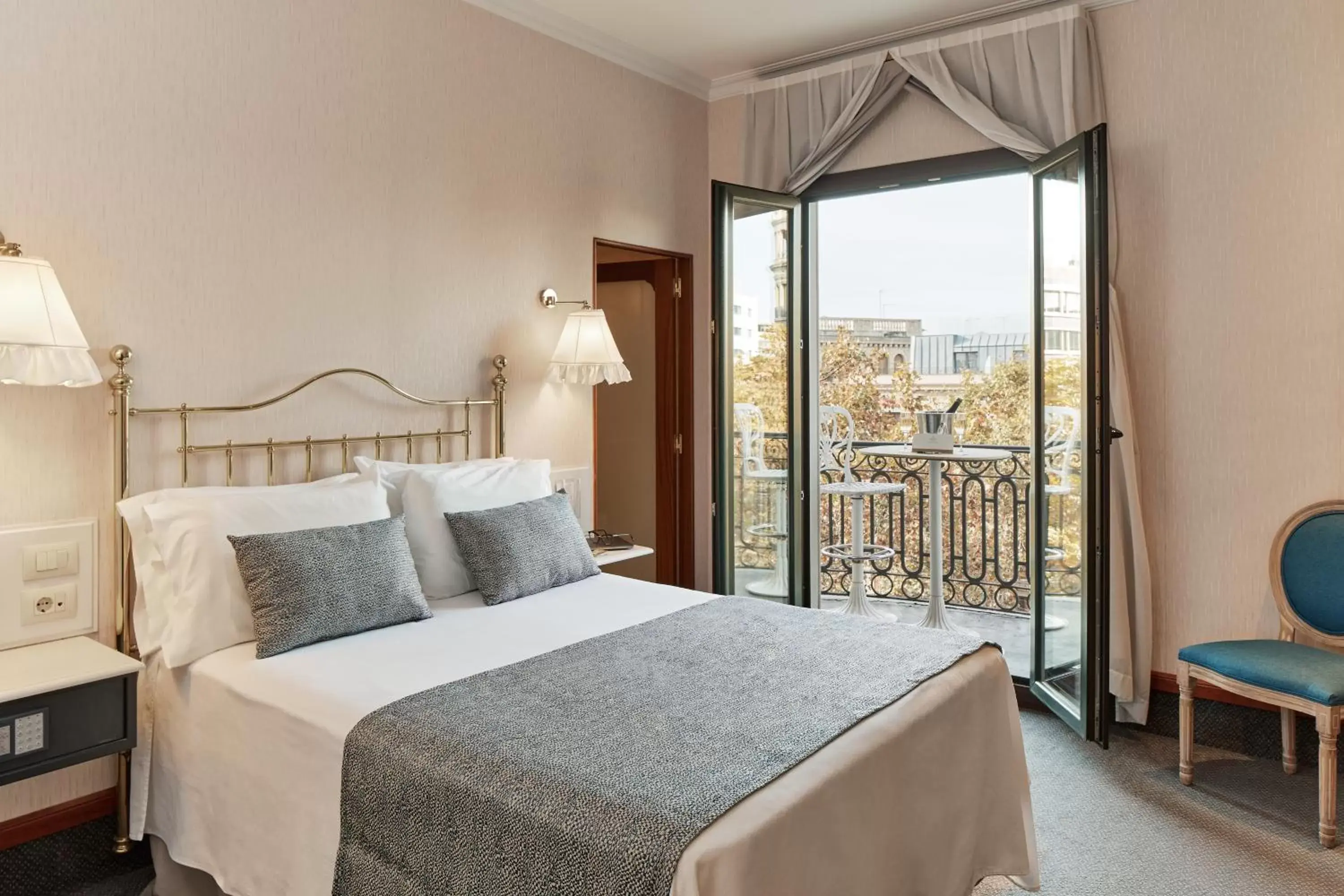 Balcony/Terrace, Bed in Hotel Continental Barcelona