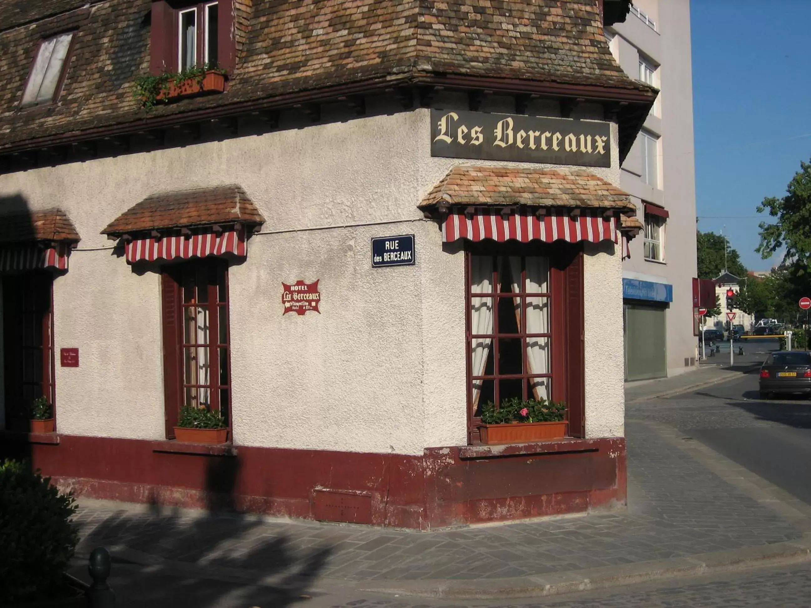 Facade/entrance, Property Building in Les Berceaux