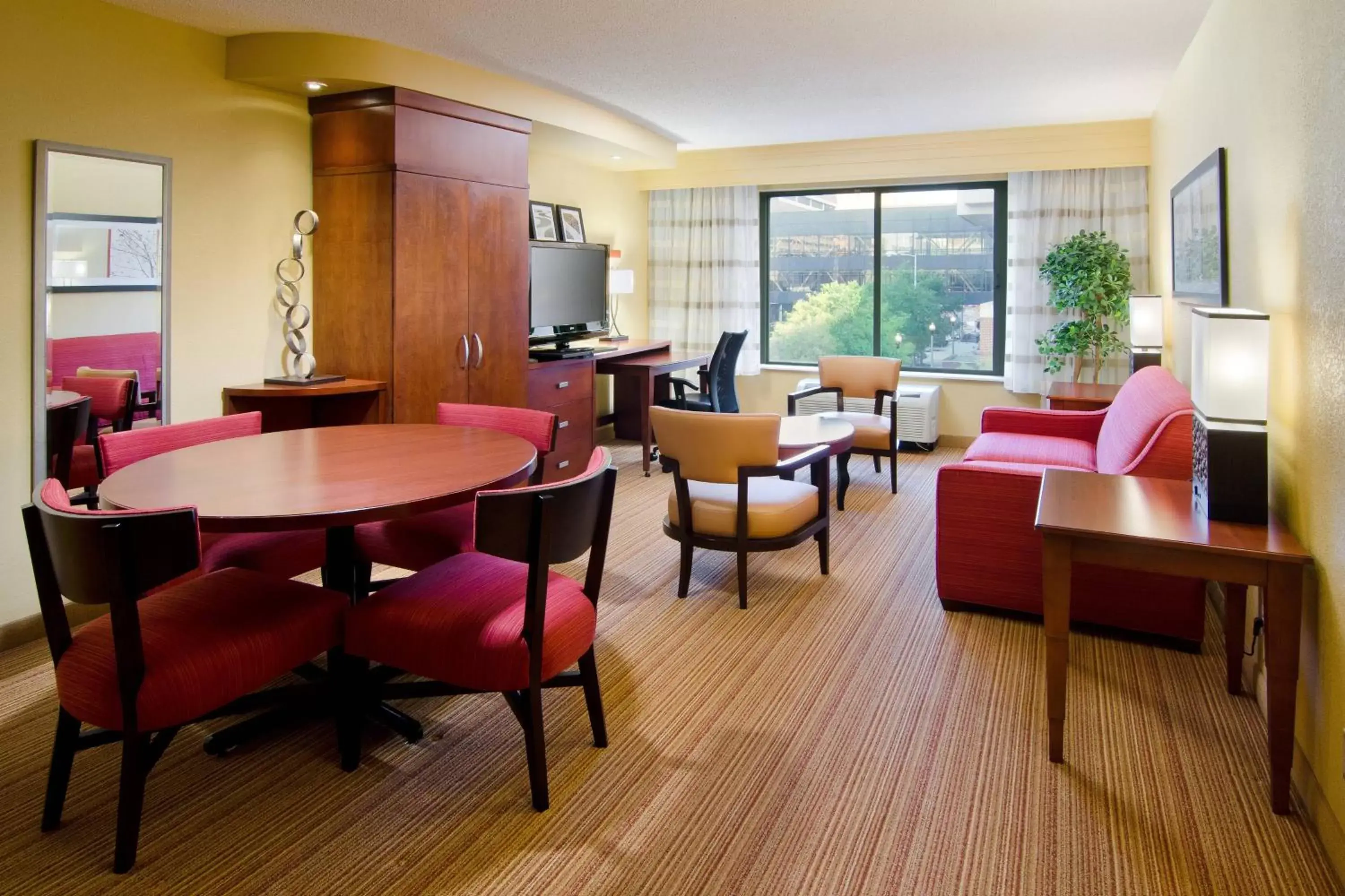 Living room in Courtyard by Marriott Birmingham Downtown at UAB