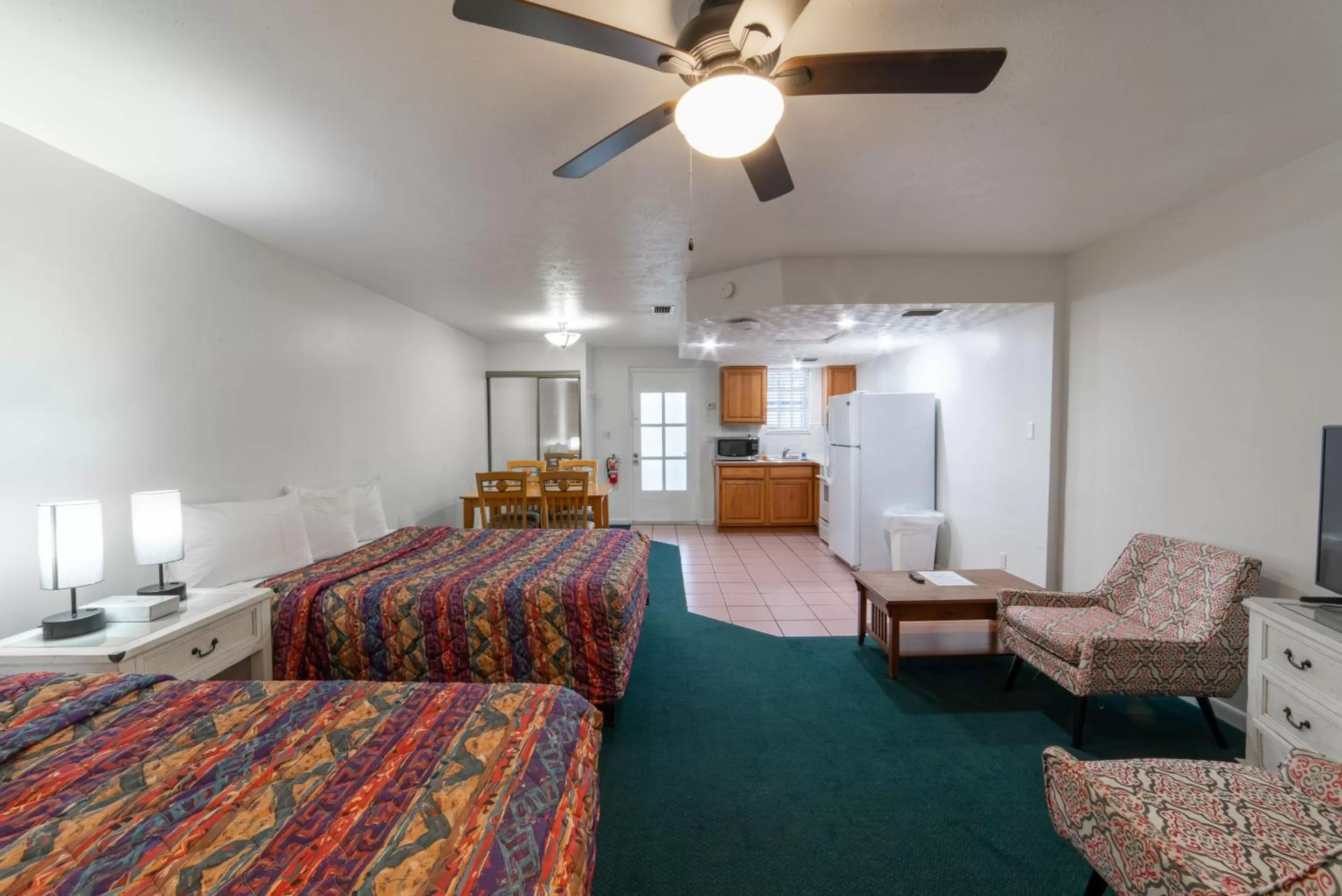 Bed in Captain's Table Hotel by Everglades Adventures