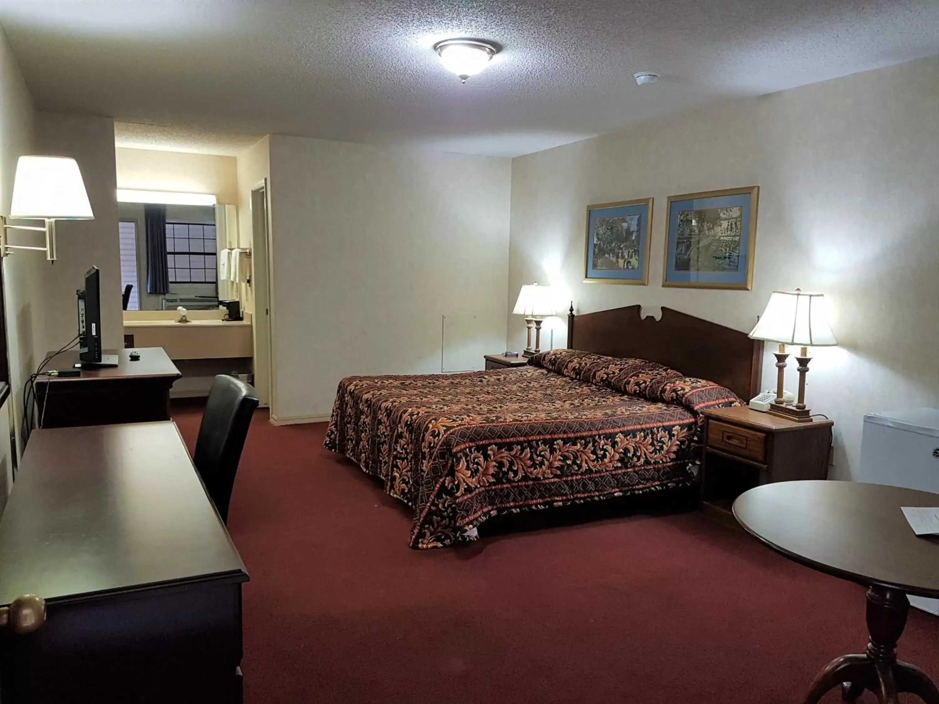 Photo of the whole room, Bed in Swiss Village Inn
