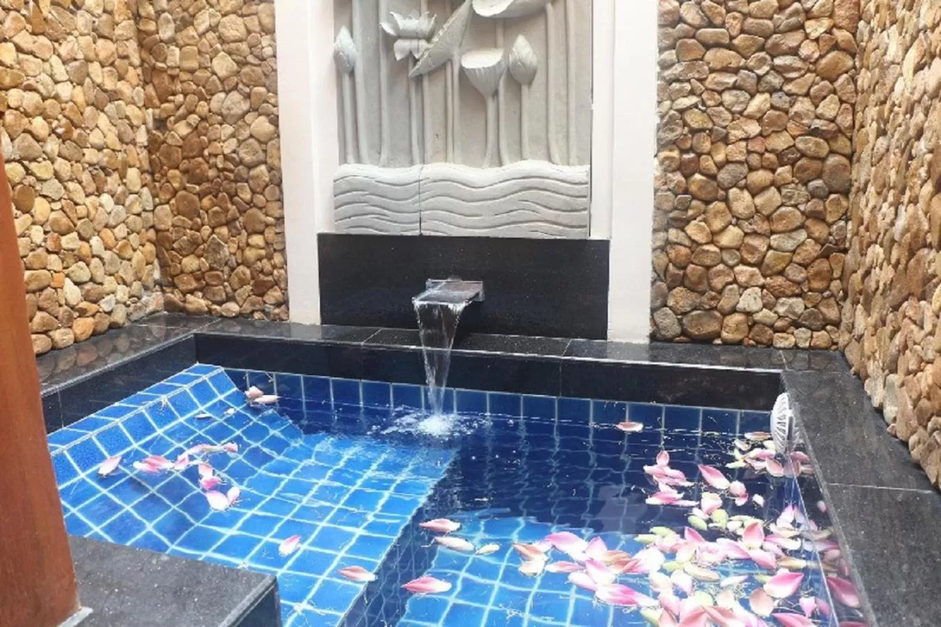 Hot Tub in Try Palace Resort Kep