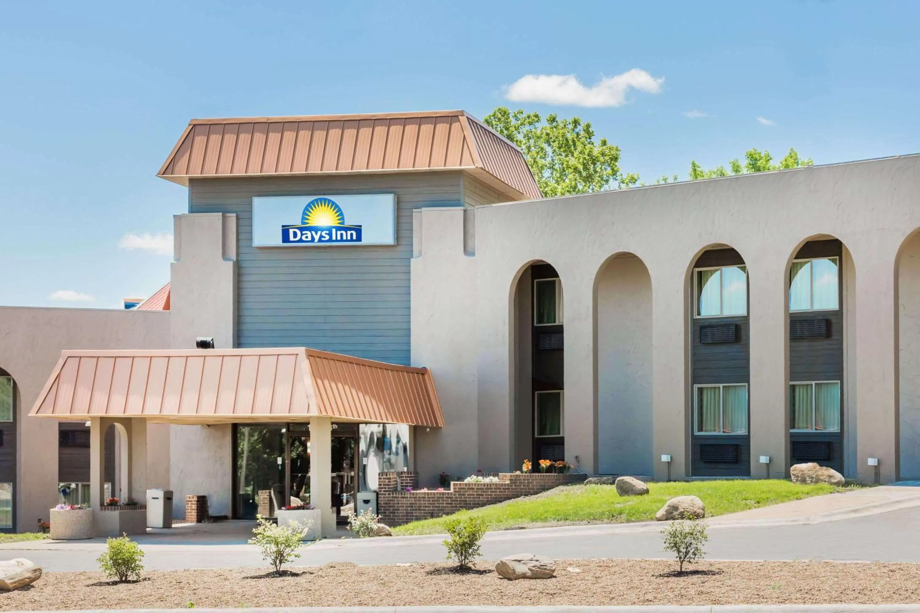 Property building in Days Inn by Wyndham Clive - West Des Moines