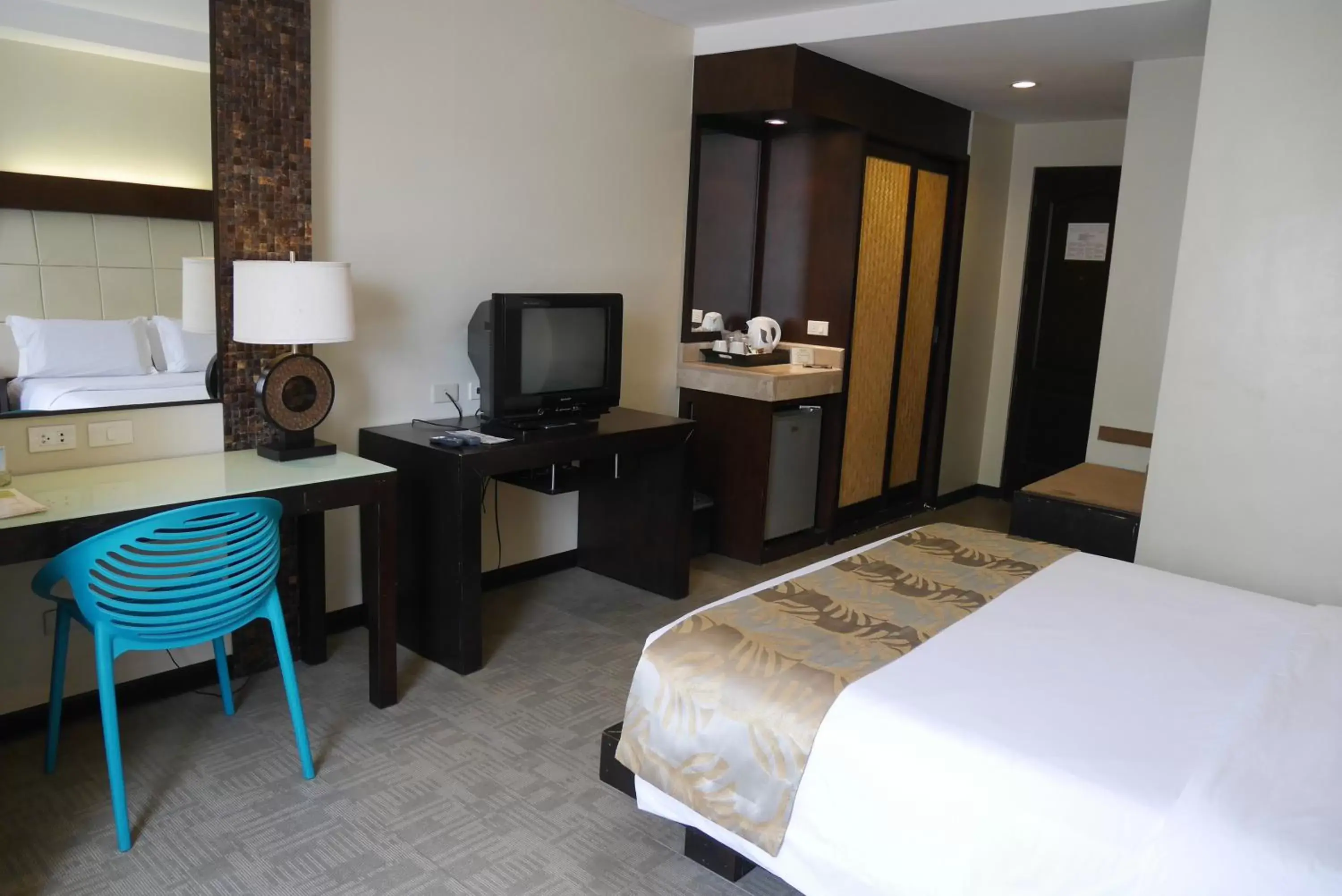 TV and multimedia, Bed in Circle Inn Hotel and Suites Bacolod