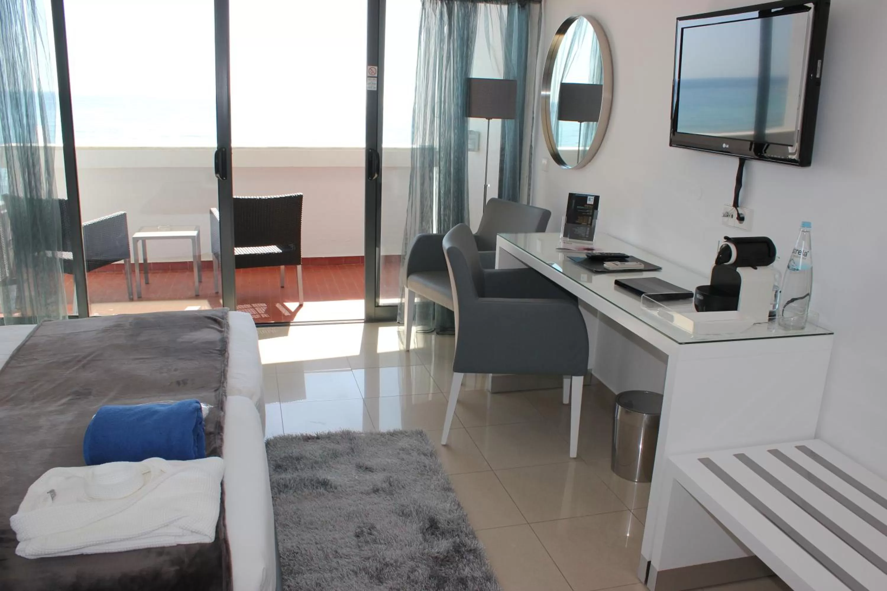 Seating area, Bed in Rocamar Exclusive Hotel & Spa - Adults Only