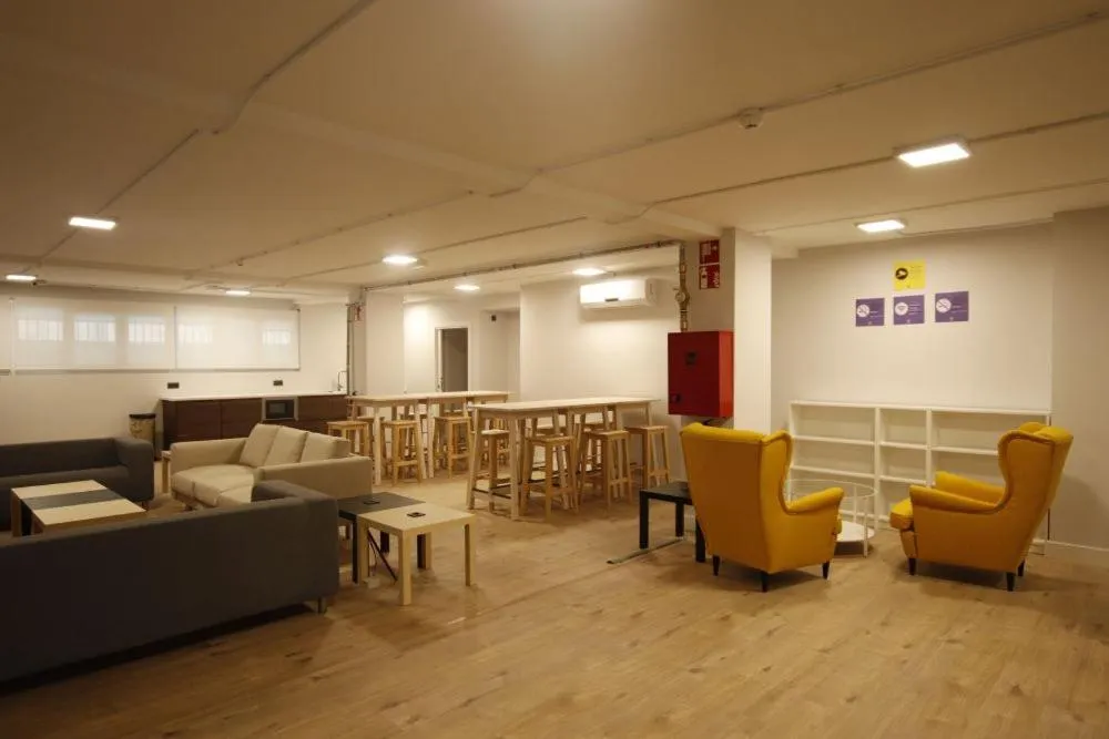 Lounge or bar in Bilbao Metropolitan Hostel by Bossh! Hotels