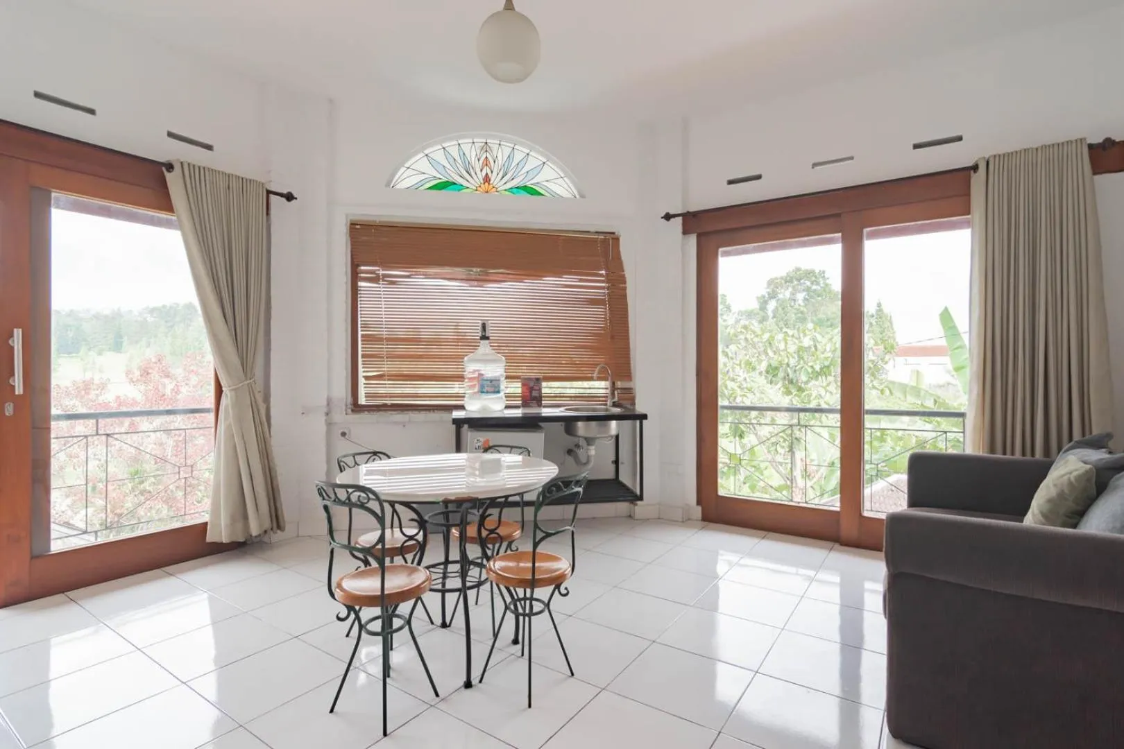 Living room in RedDoorz Plus near Dago Pakar