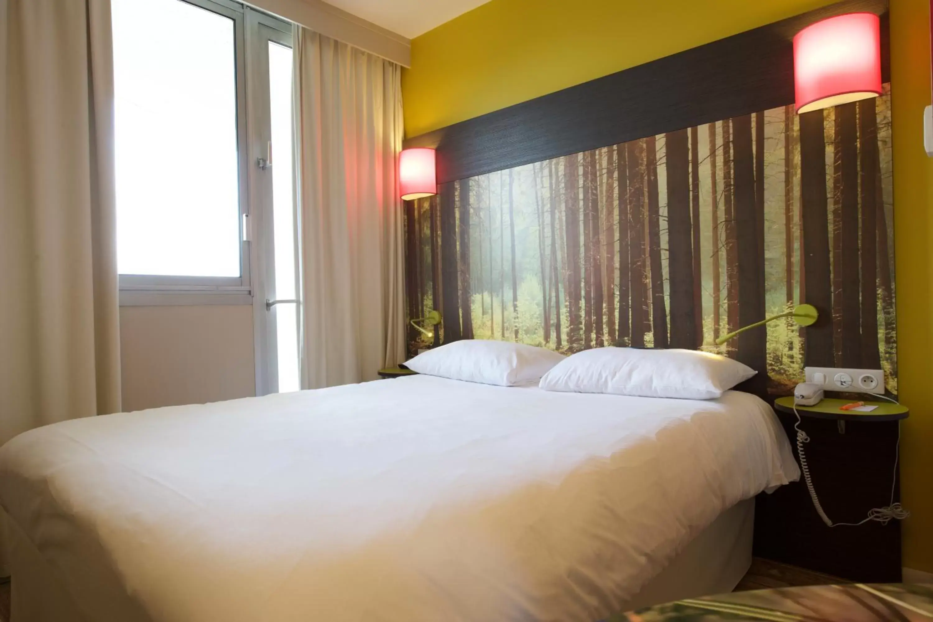 Bed, Room Photo in ibis styles Dax Centre