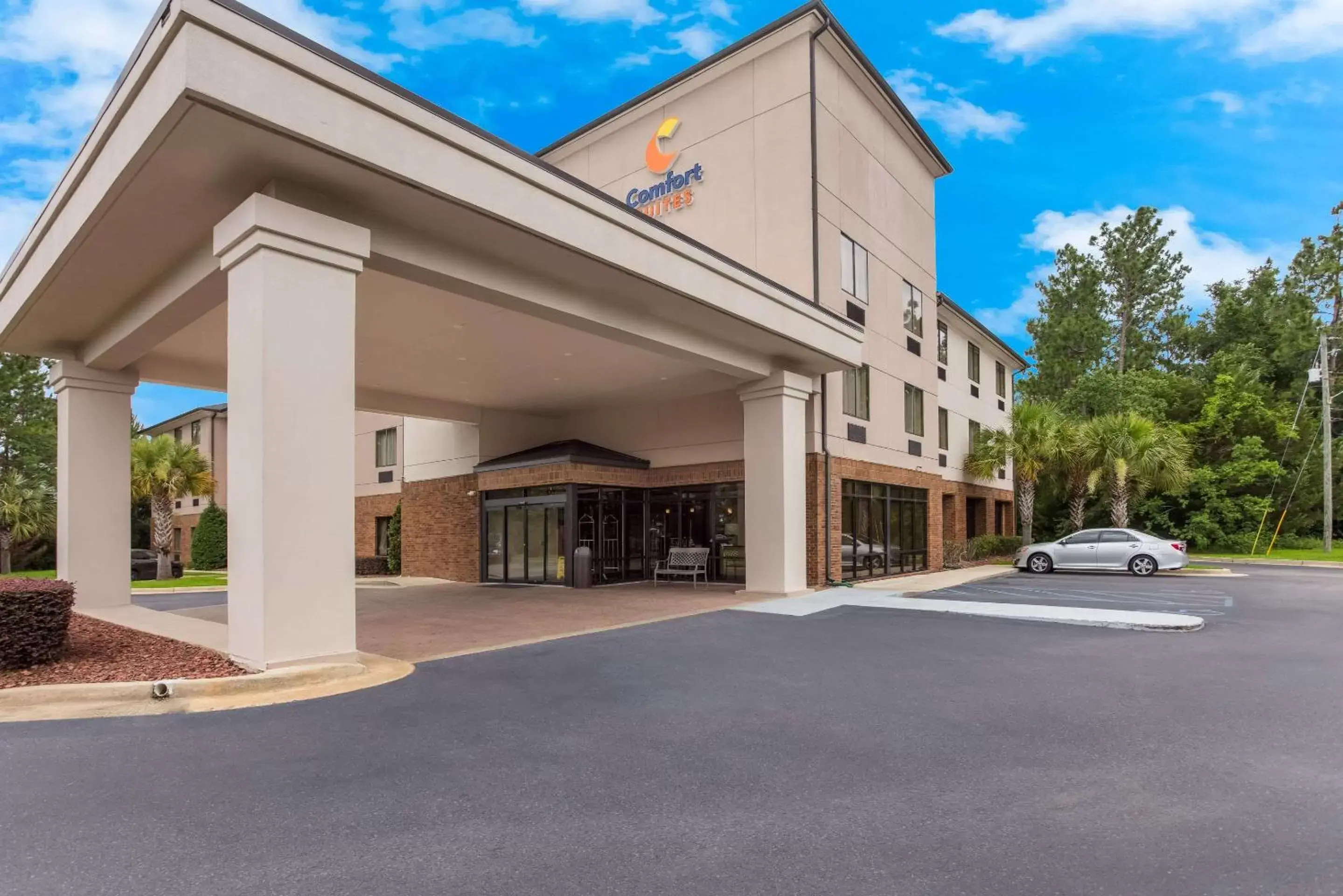Property building in Comfort Suites North Mobile