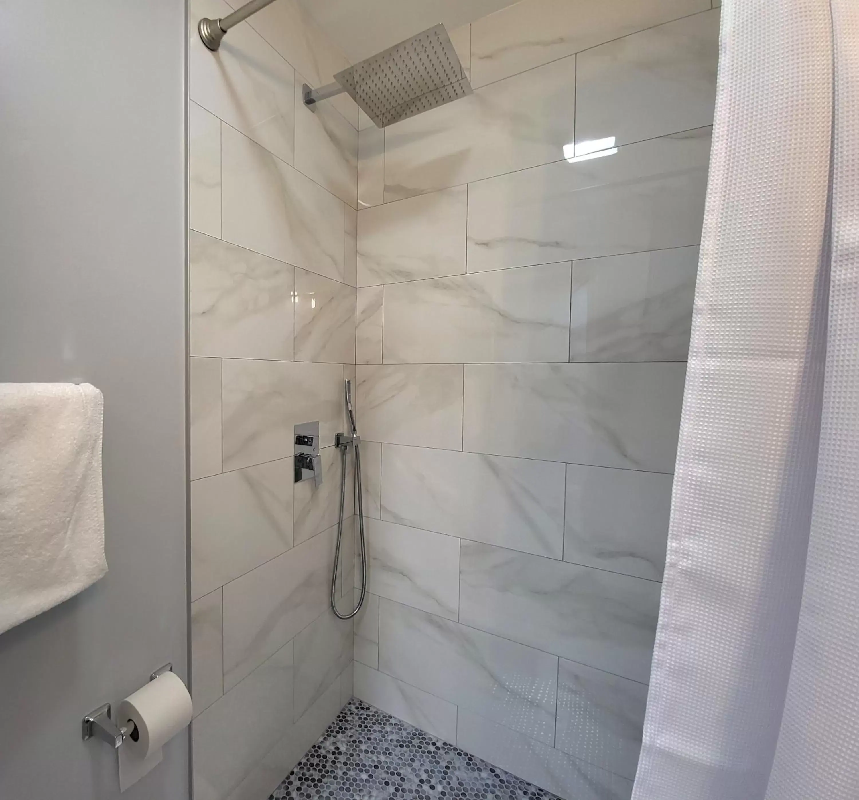 Shower, Bathroom in Barefoot mailman motel