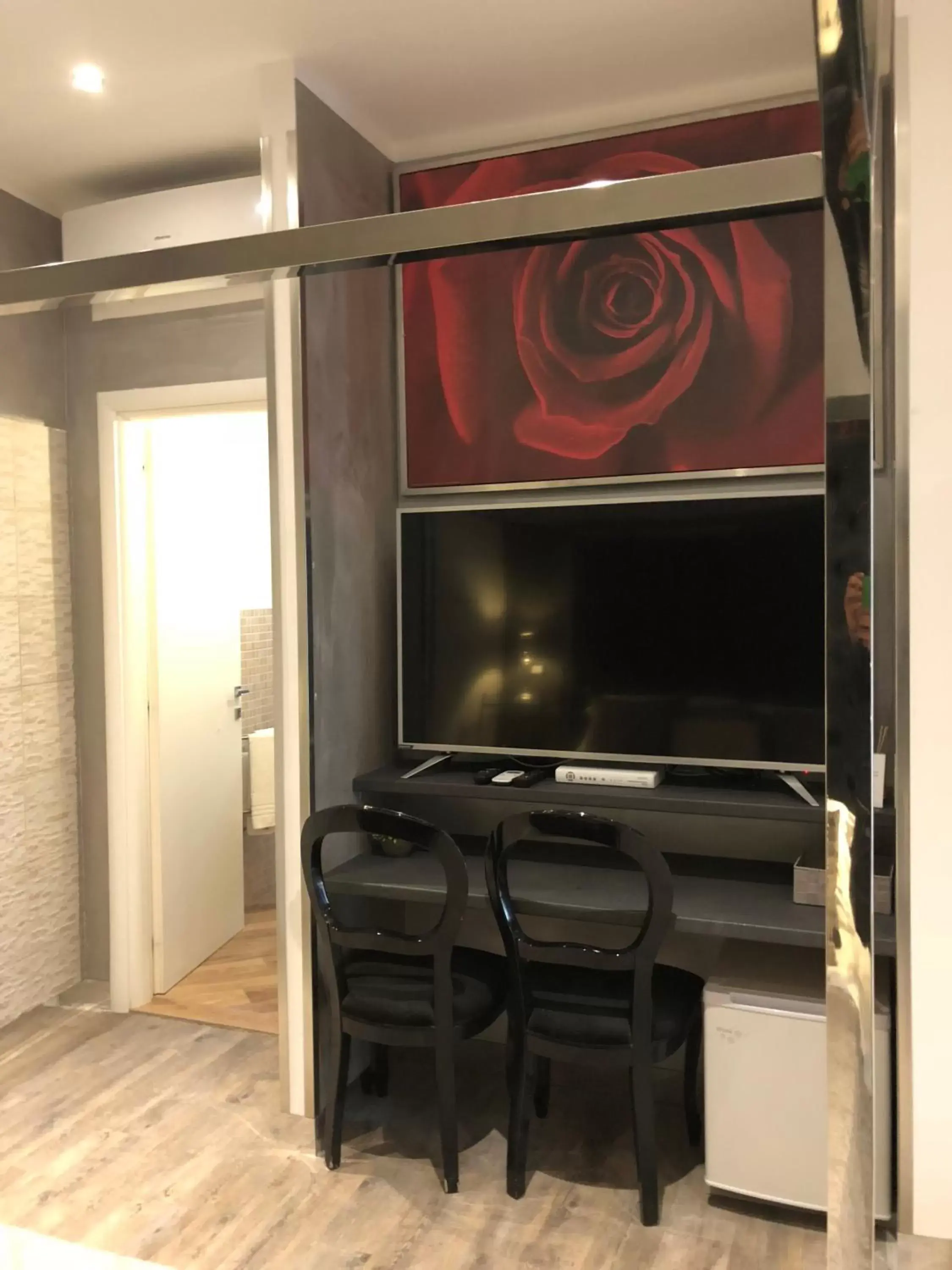 TV and multimedia, TV/Entertainment Center in Villa Tower Inn