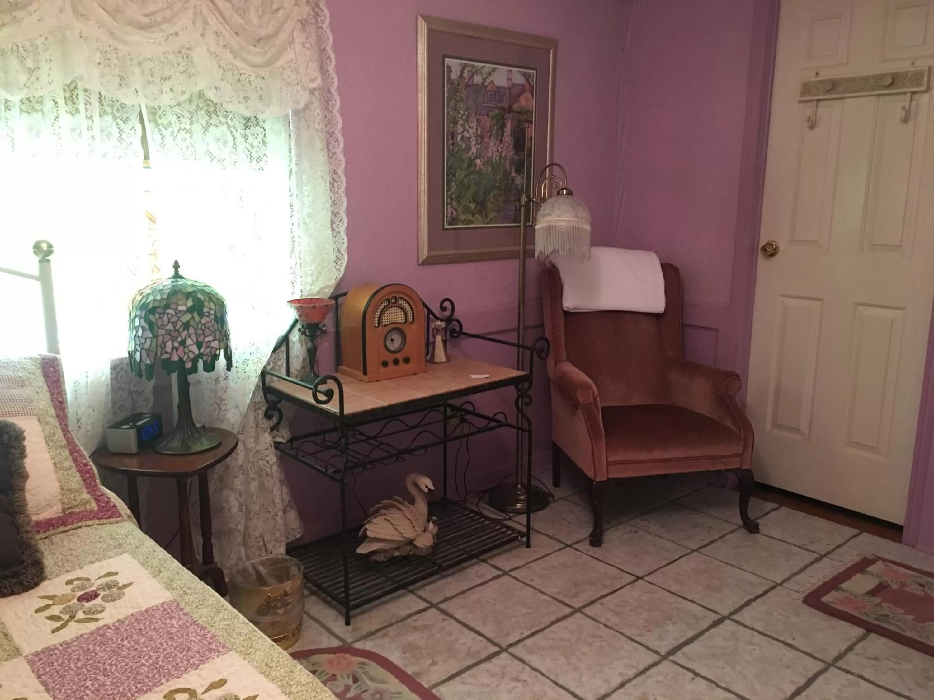 Seating area, Bed in Shady Lady Bed and Breakfast