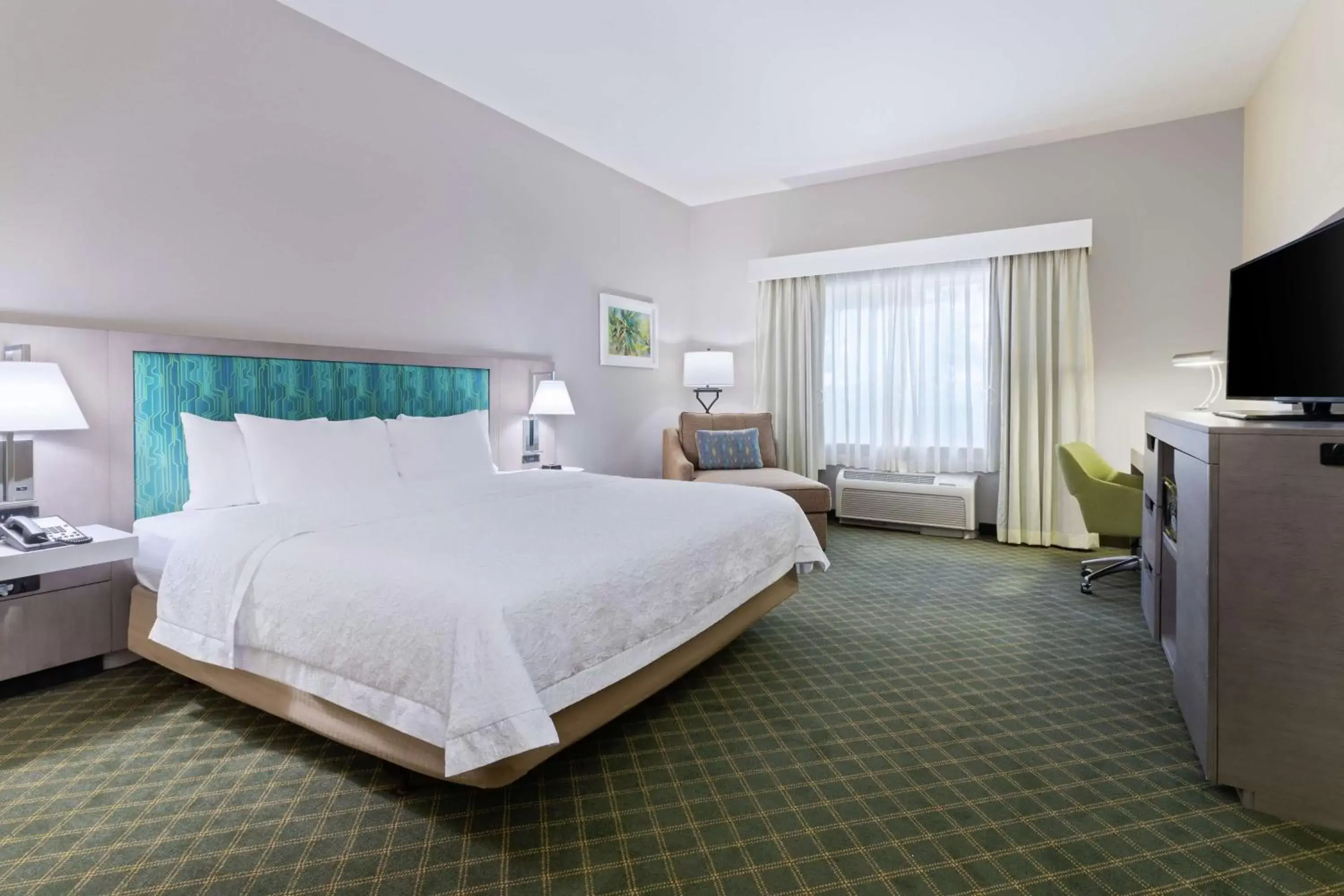 Bedroom, Bed in Hampton Inn West Palm Beach-Lake Worth-Turnpike