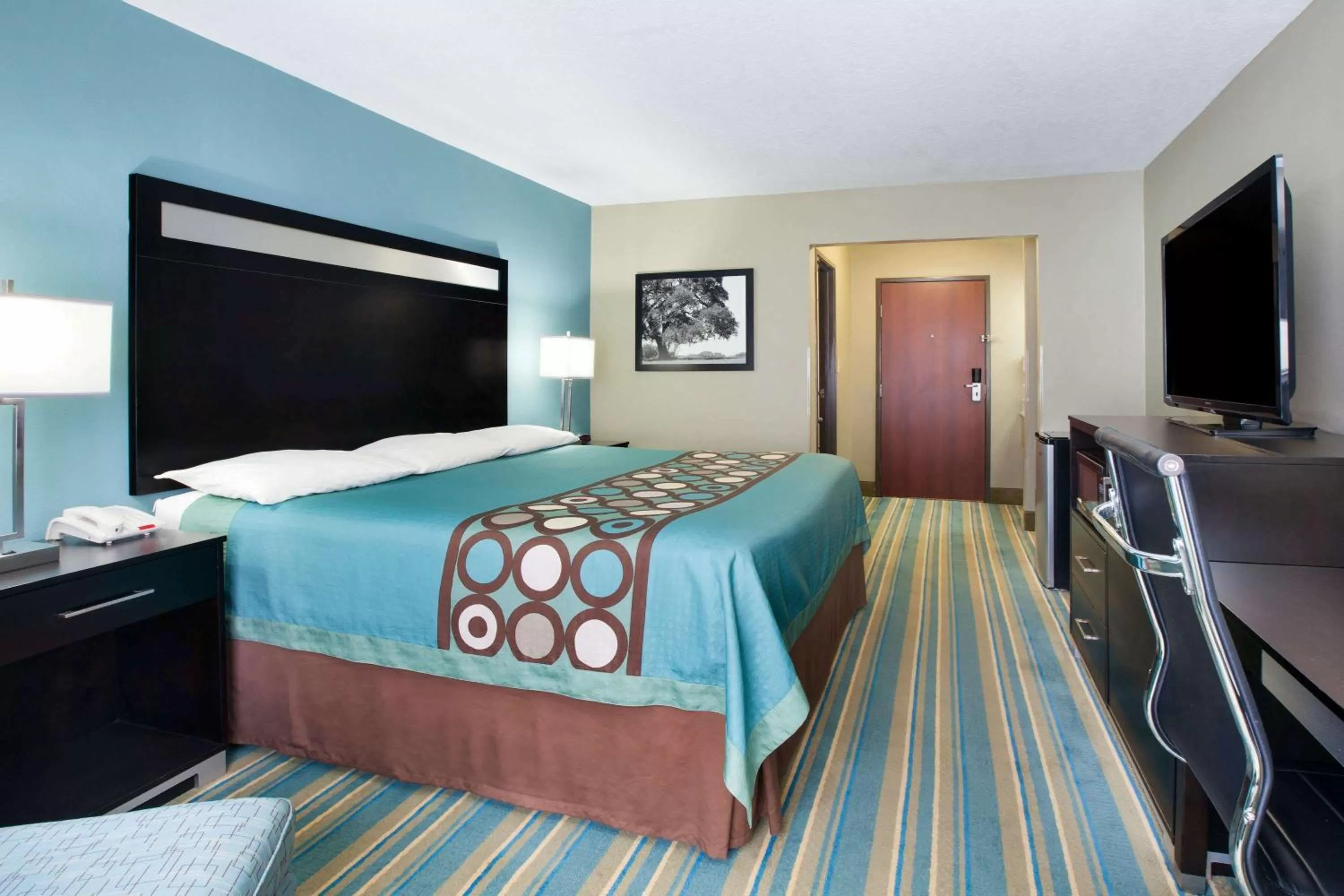 Photo of the whole room in Super 8 by Wyndham Sulphur