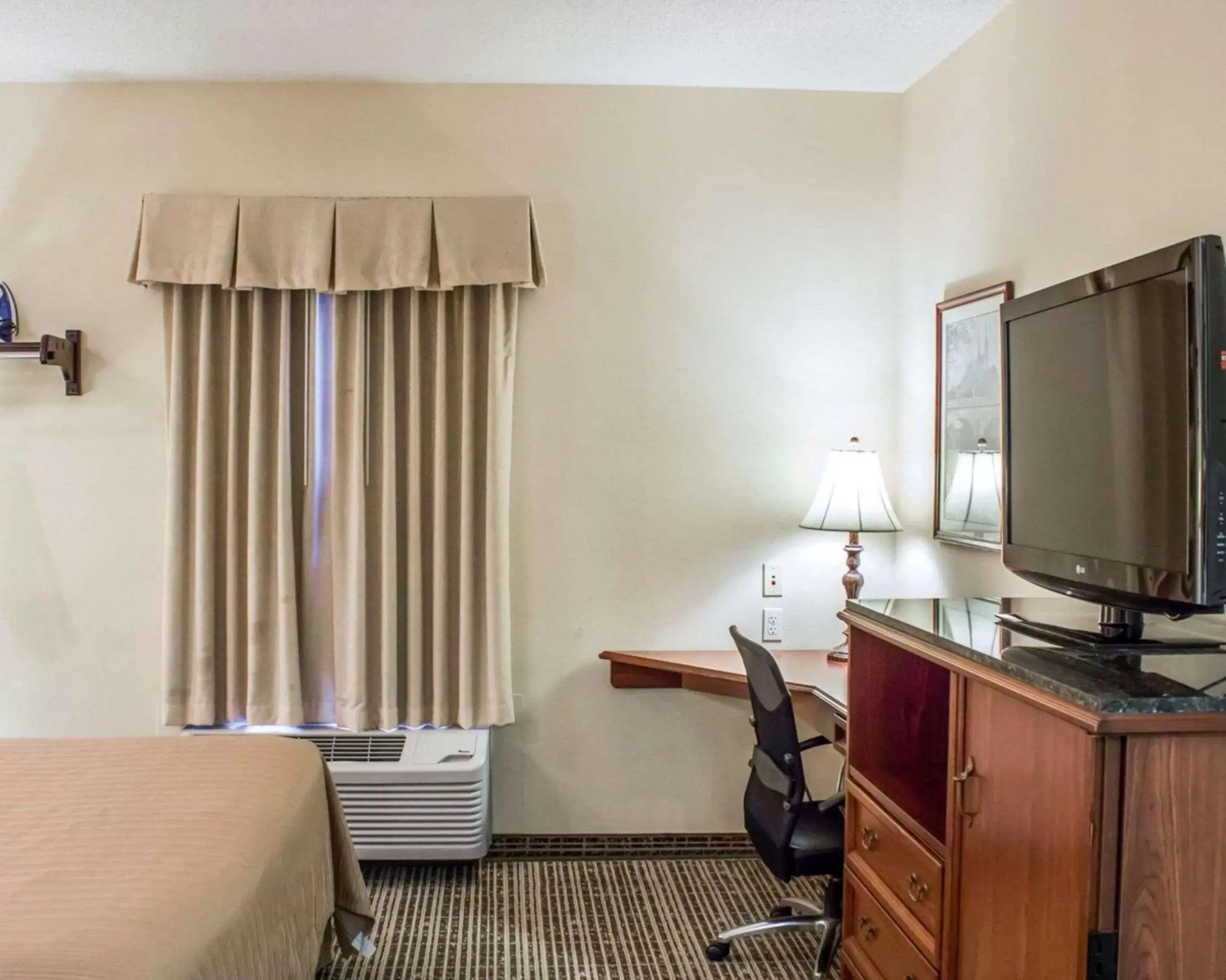 Bedroom, TV/Entertainment Center in Quality Inn near Seymour Johnson AFB