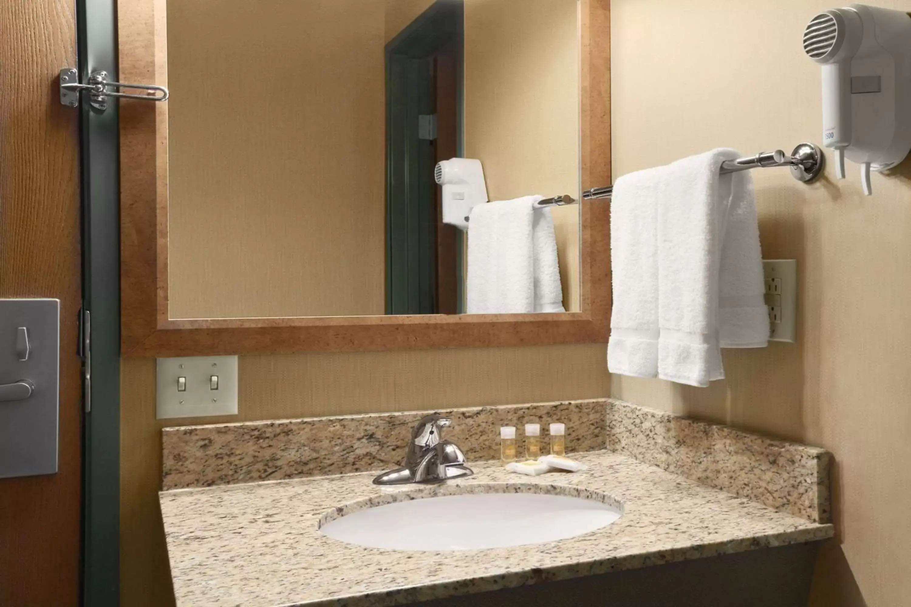 Photo of the whole room, Bathroom in Days Inn by Wyndham Helena