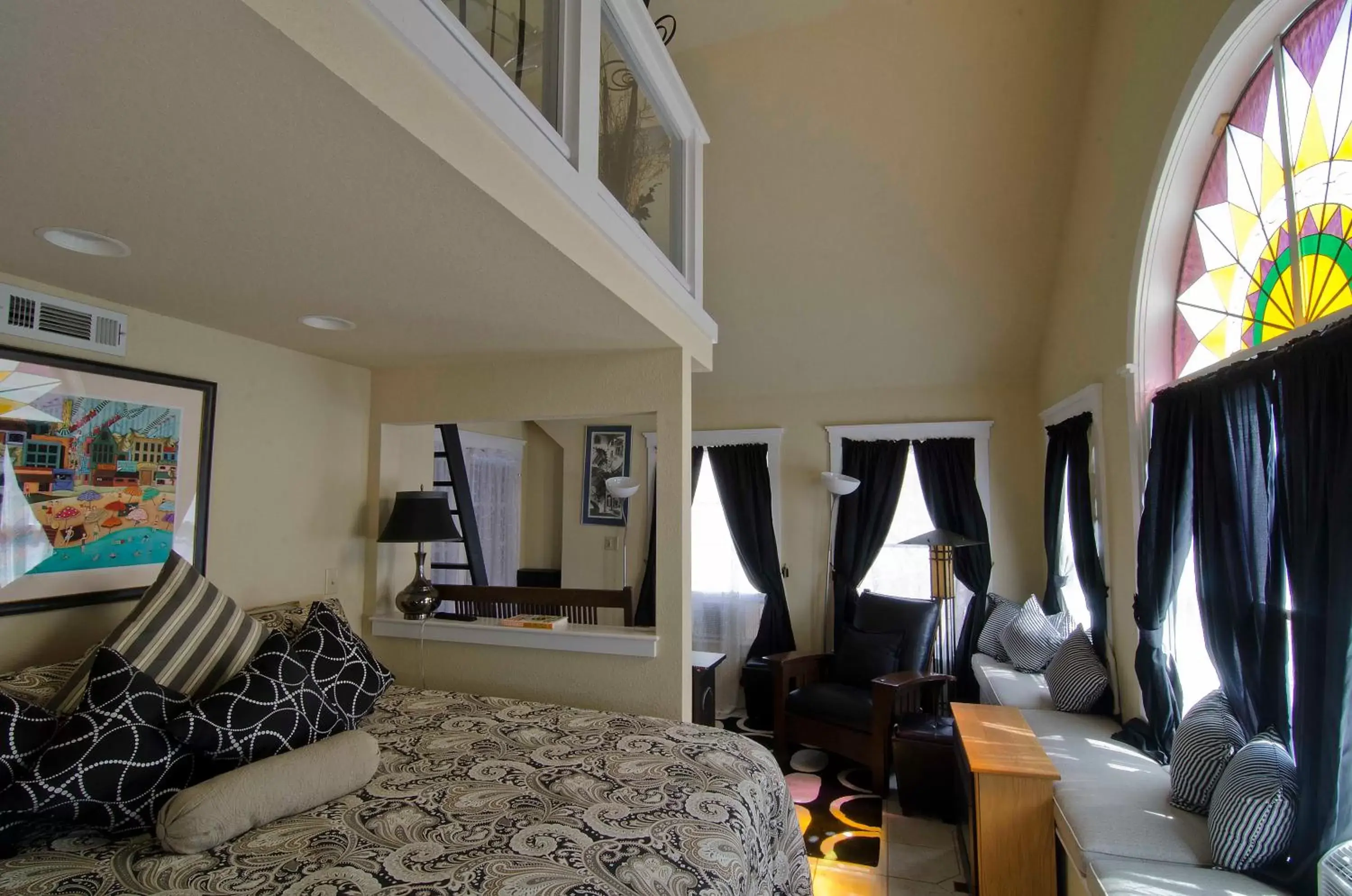 Bed, Seating Area in All Seasons Inn