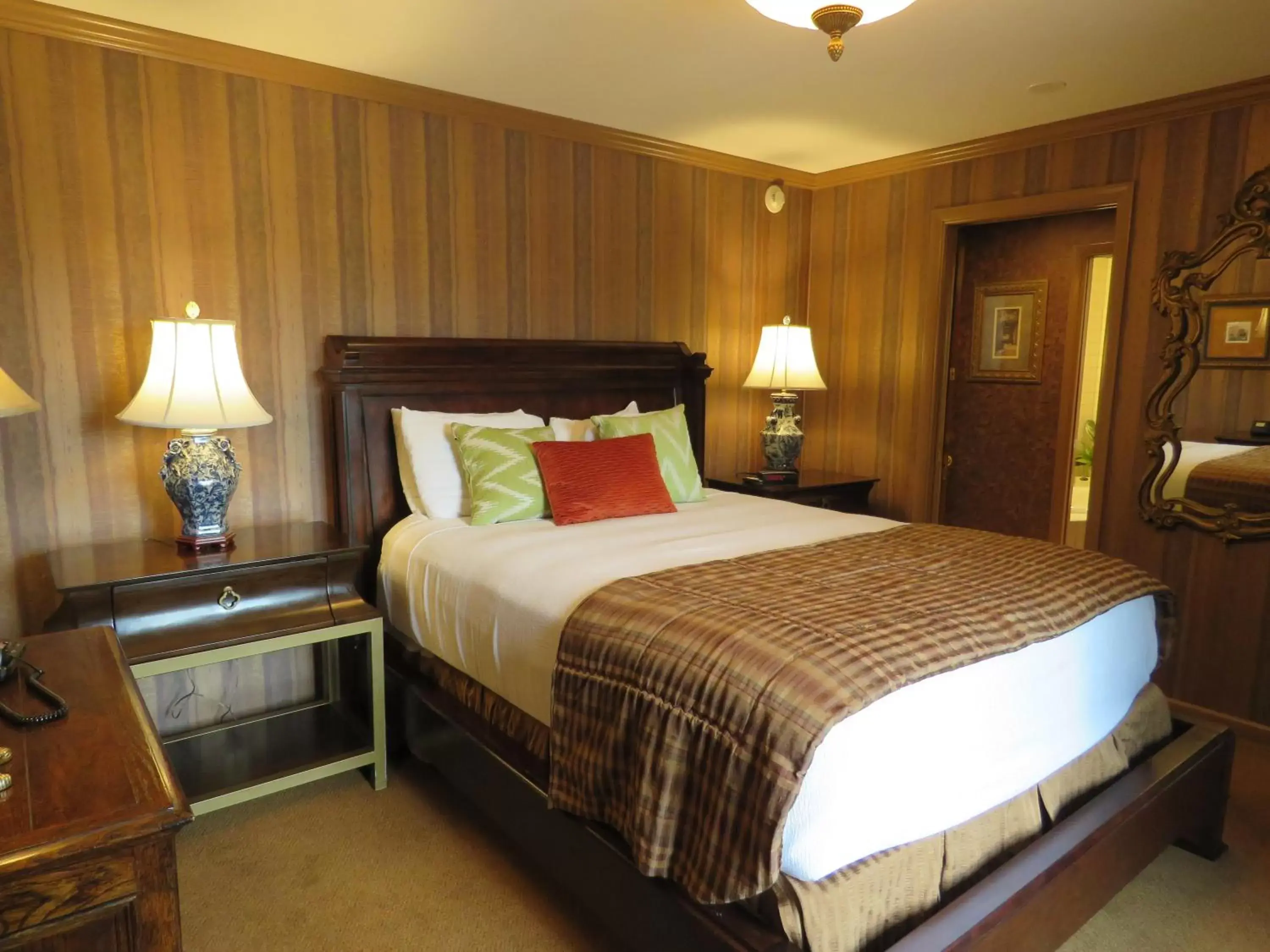 Bed in Altland House Inn & Suites