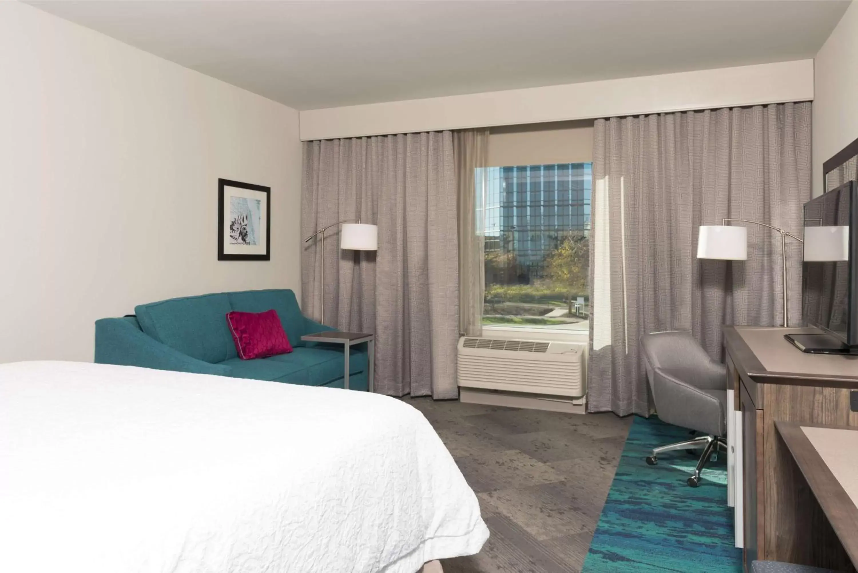 Bed in Hampton Inn & Suites by Hilton Chicago Schaumburg IL