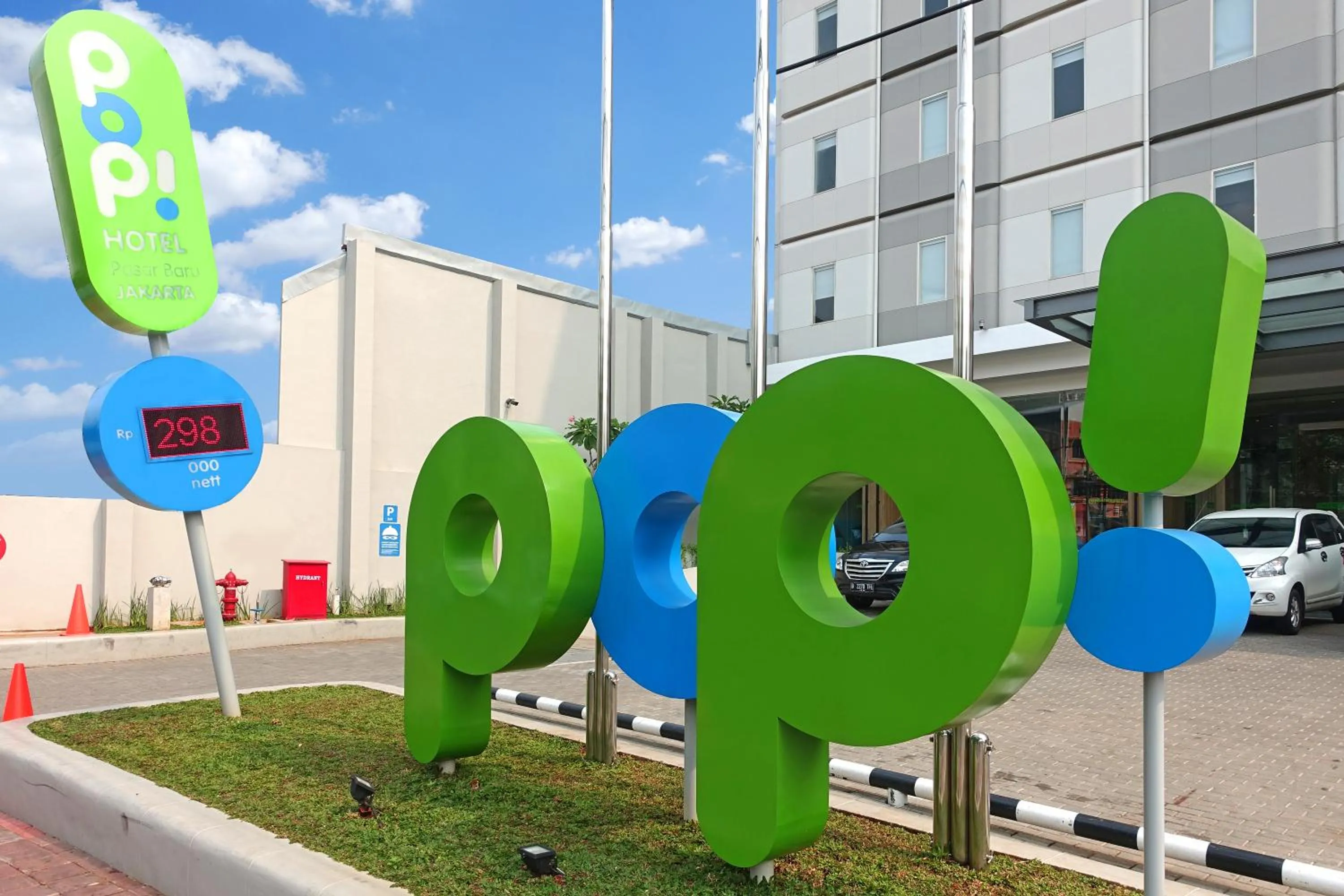 Facade/entrance in POP! Hotel Pasar Baru Jakarta