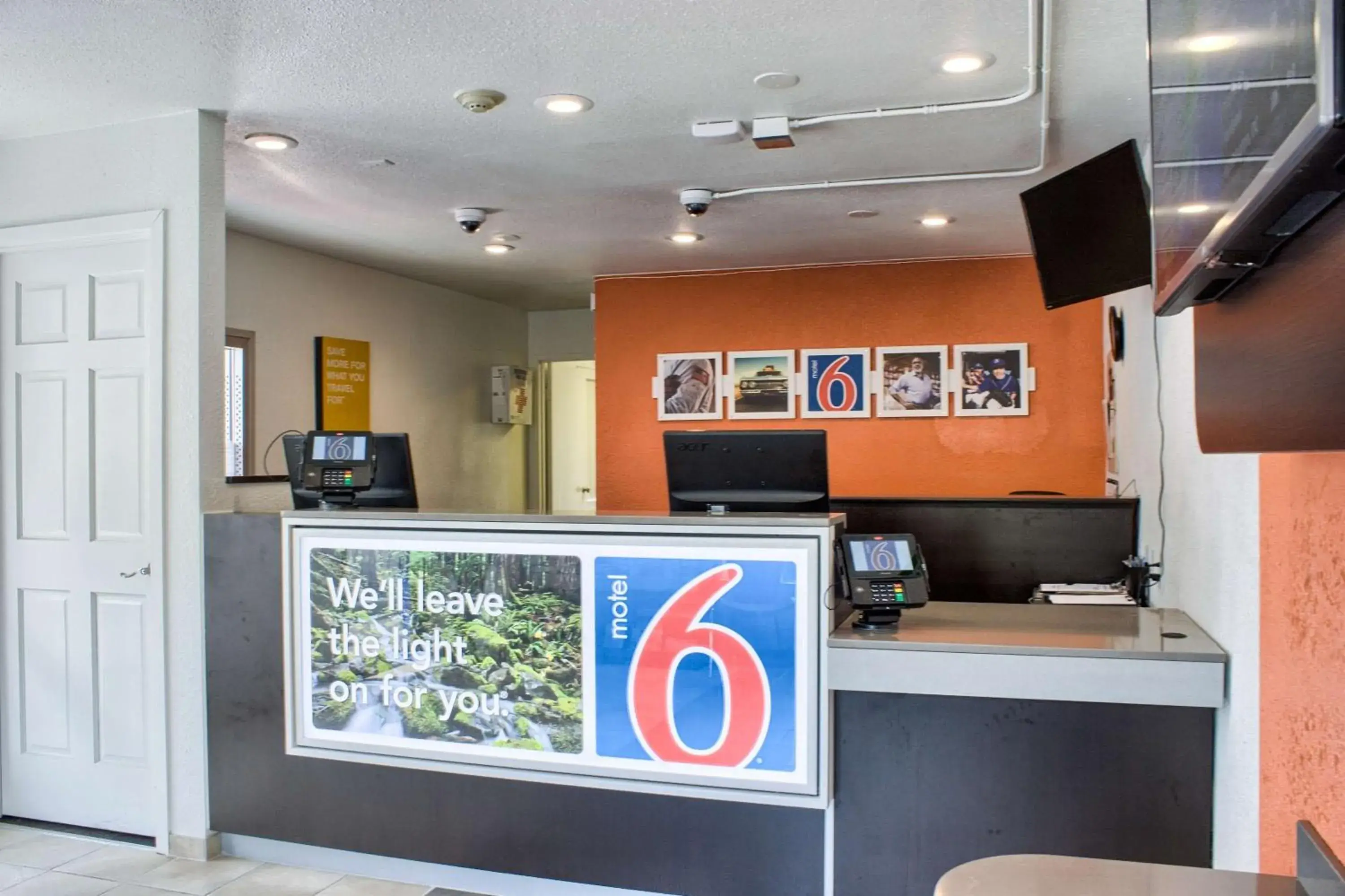 TV and multimedia, Lobby/Reception in Motel 6-Seattle, WA - South
