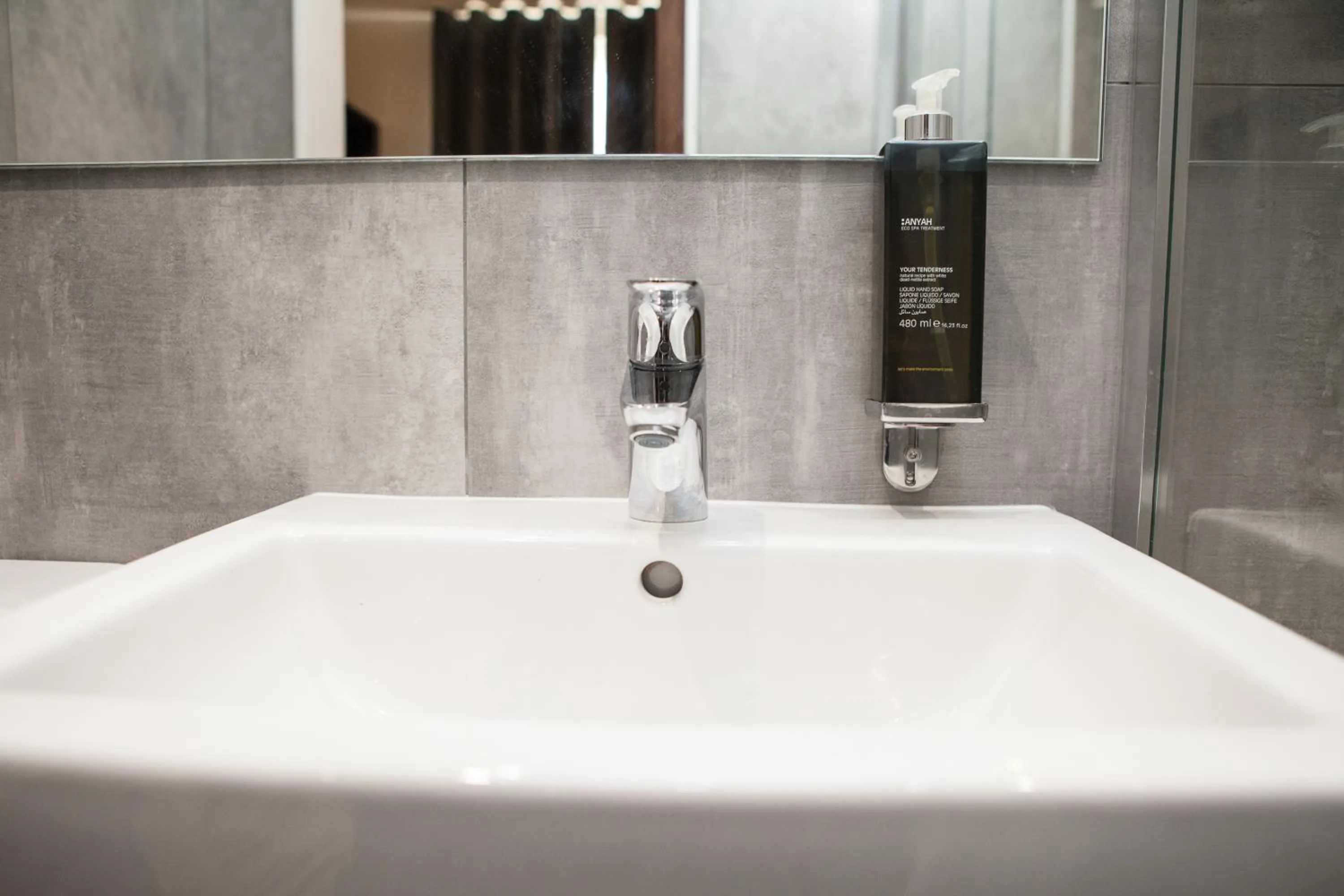 Bathroom in The Tudor Inn Hotel