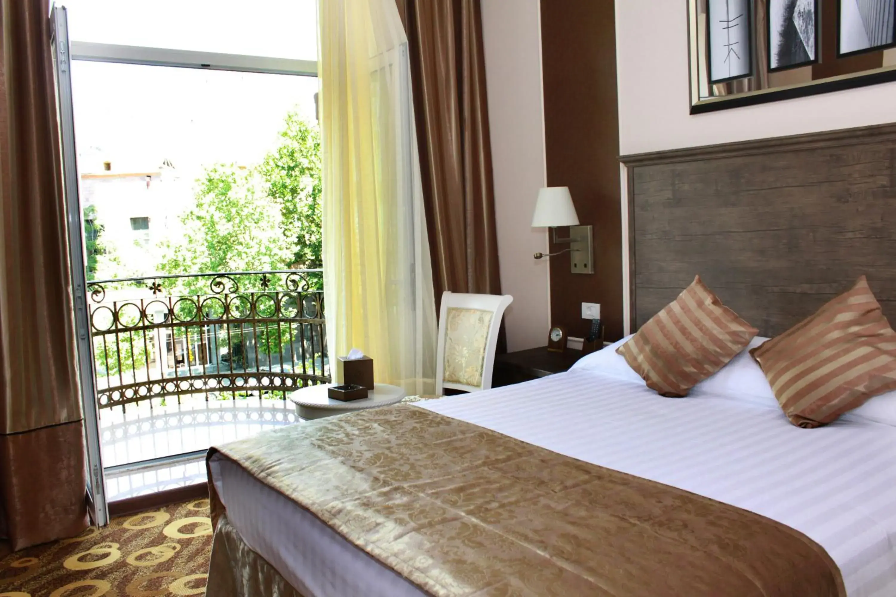 Balcony/Terrace, Bed in Imperial Palace Hotel