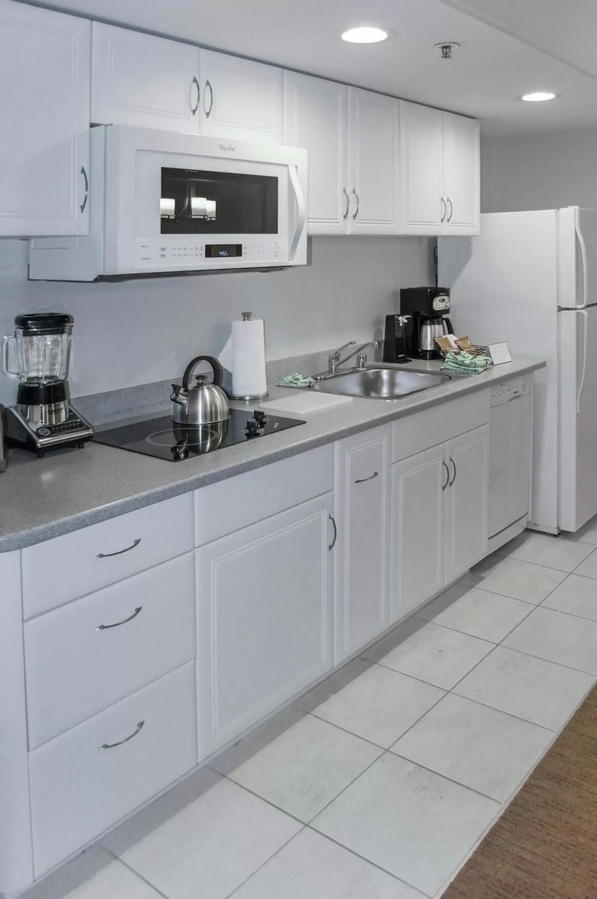 Coffee/tea facilities, Kitchen/Kitchenette in Riviera Beach & Shores Resorts