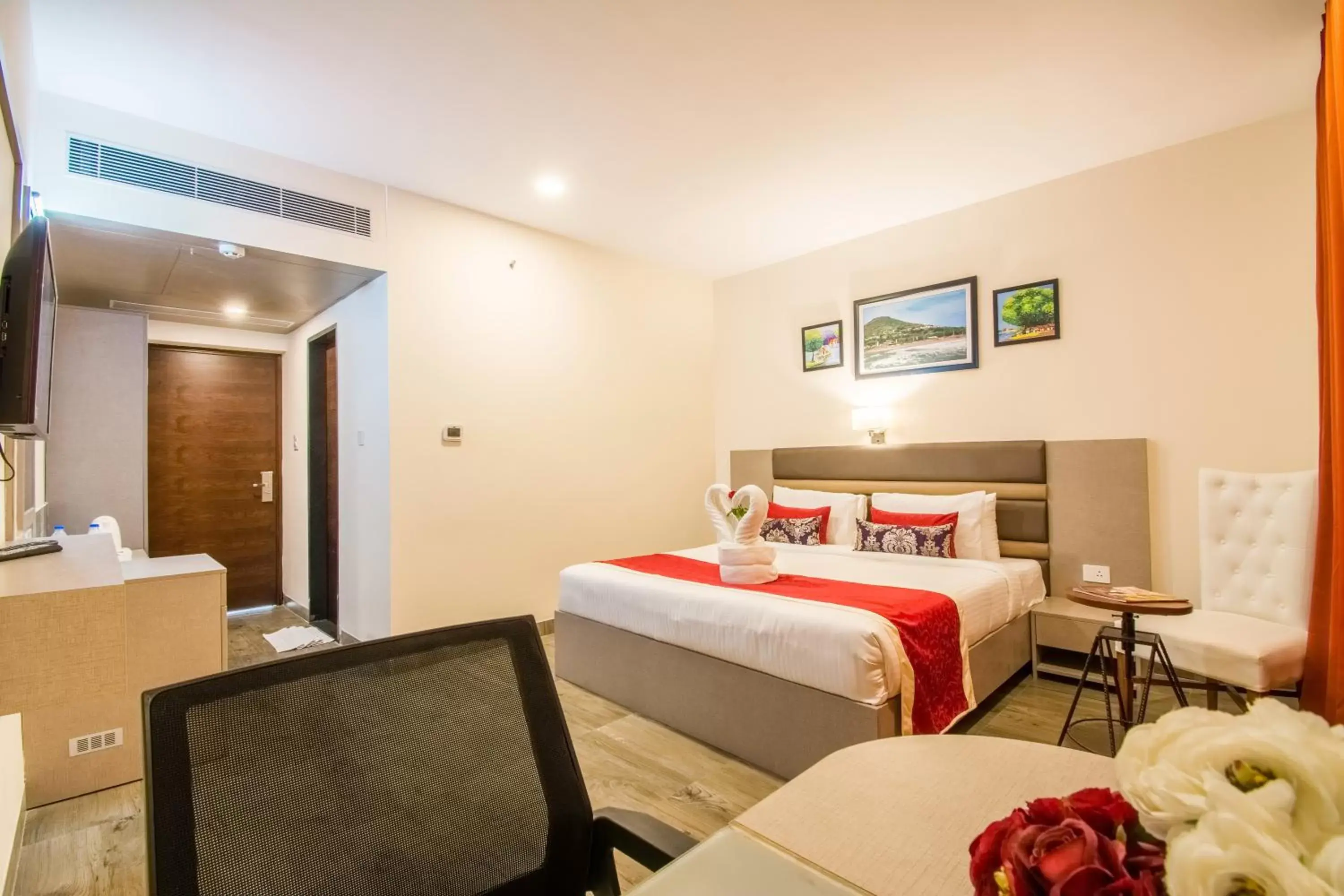 Bedroom, Bed in Mantris Hotel