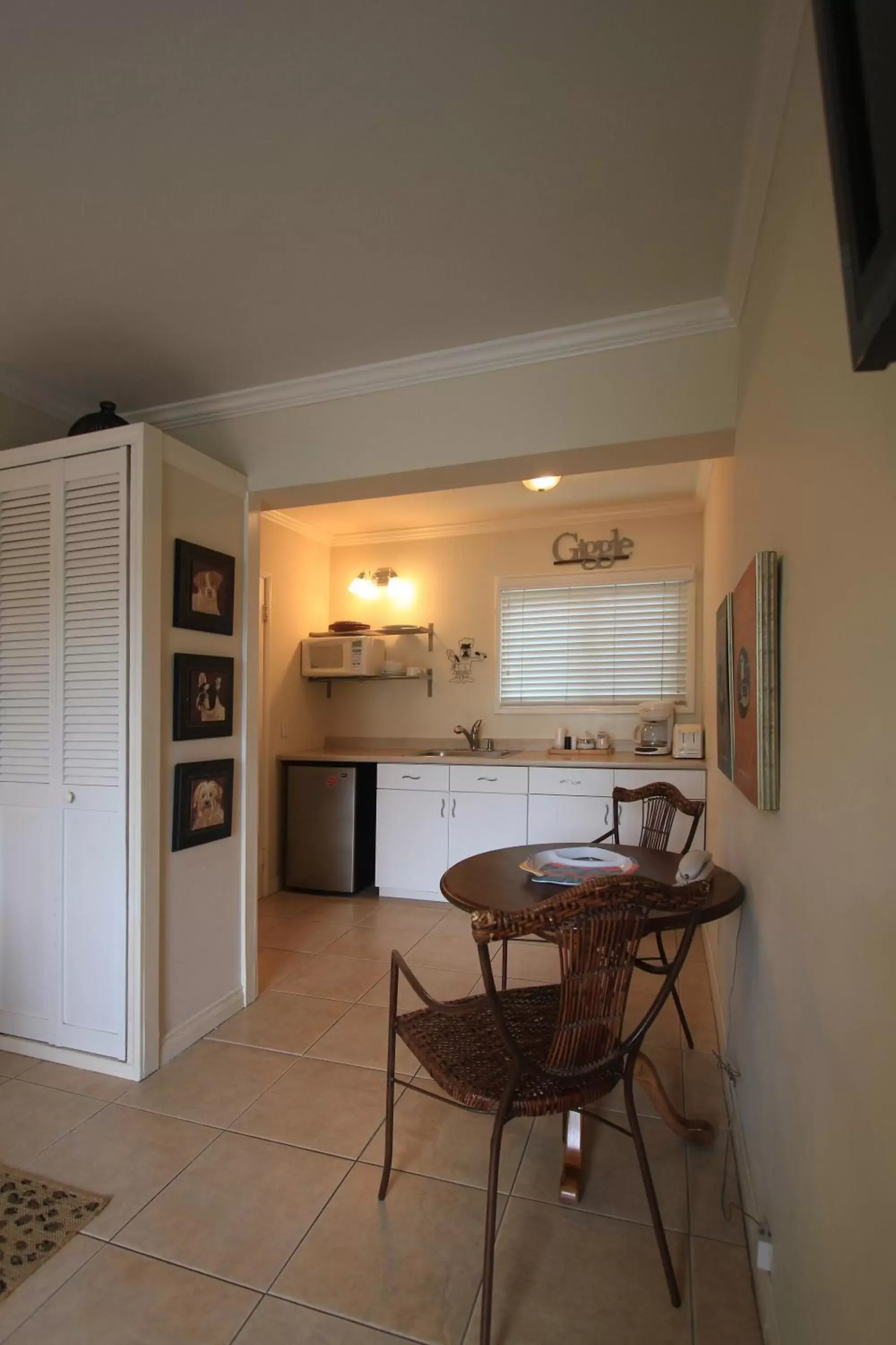 Deluxe Queen Room in The Tides Laguna Beach Deluxe Queen Room in The Tides Laguna Beach