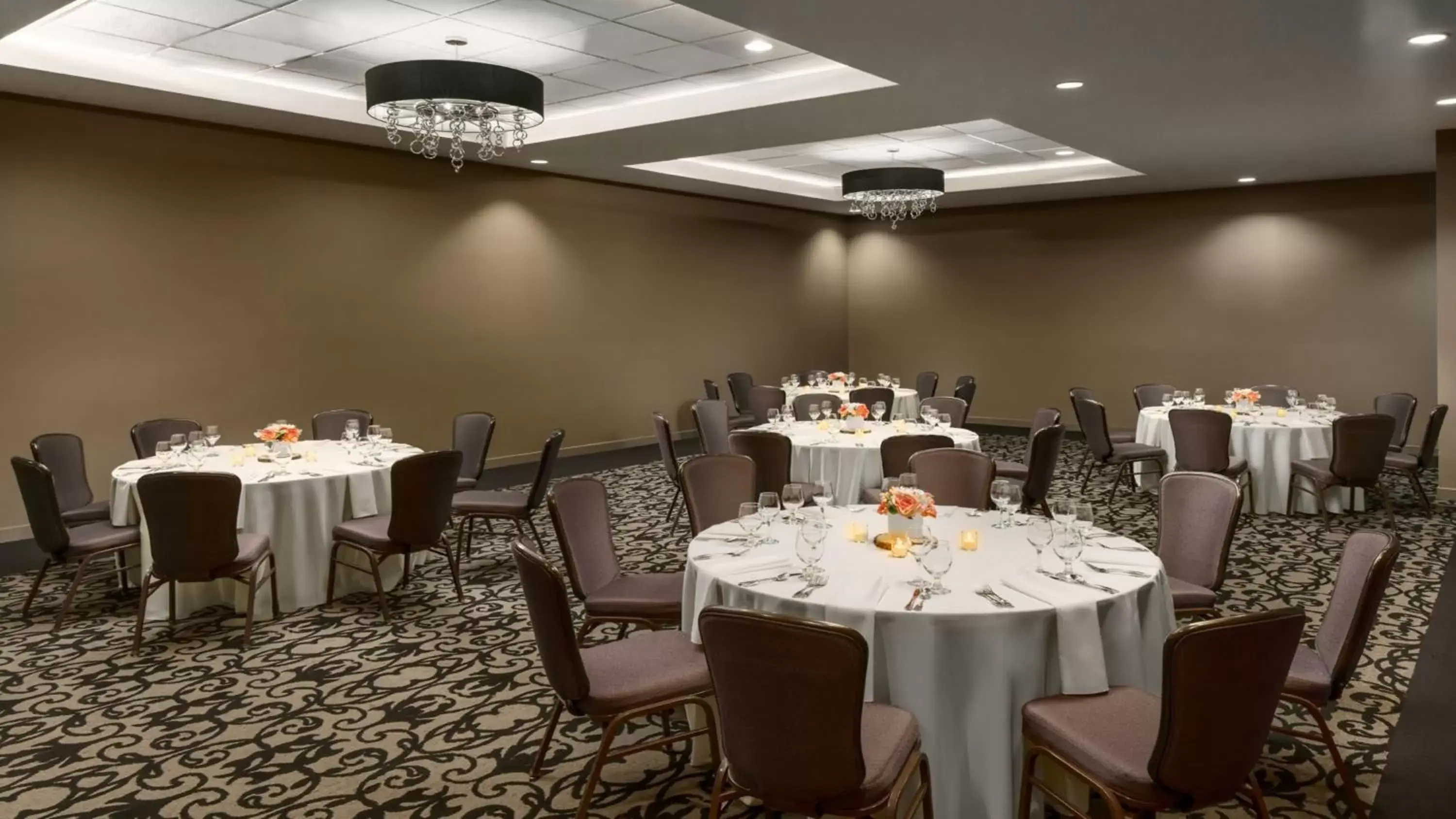 Meeting/conference room, Restaurant/Places to Eat in Crowne Plaza Phoenix Airport - PHX, an IHG Hotel
