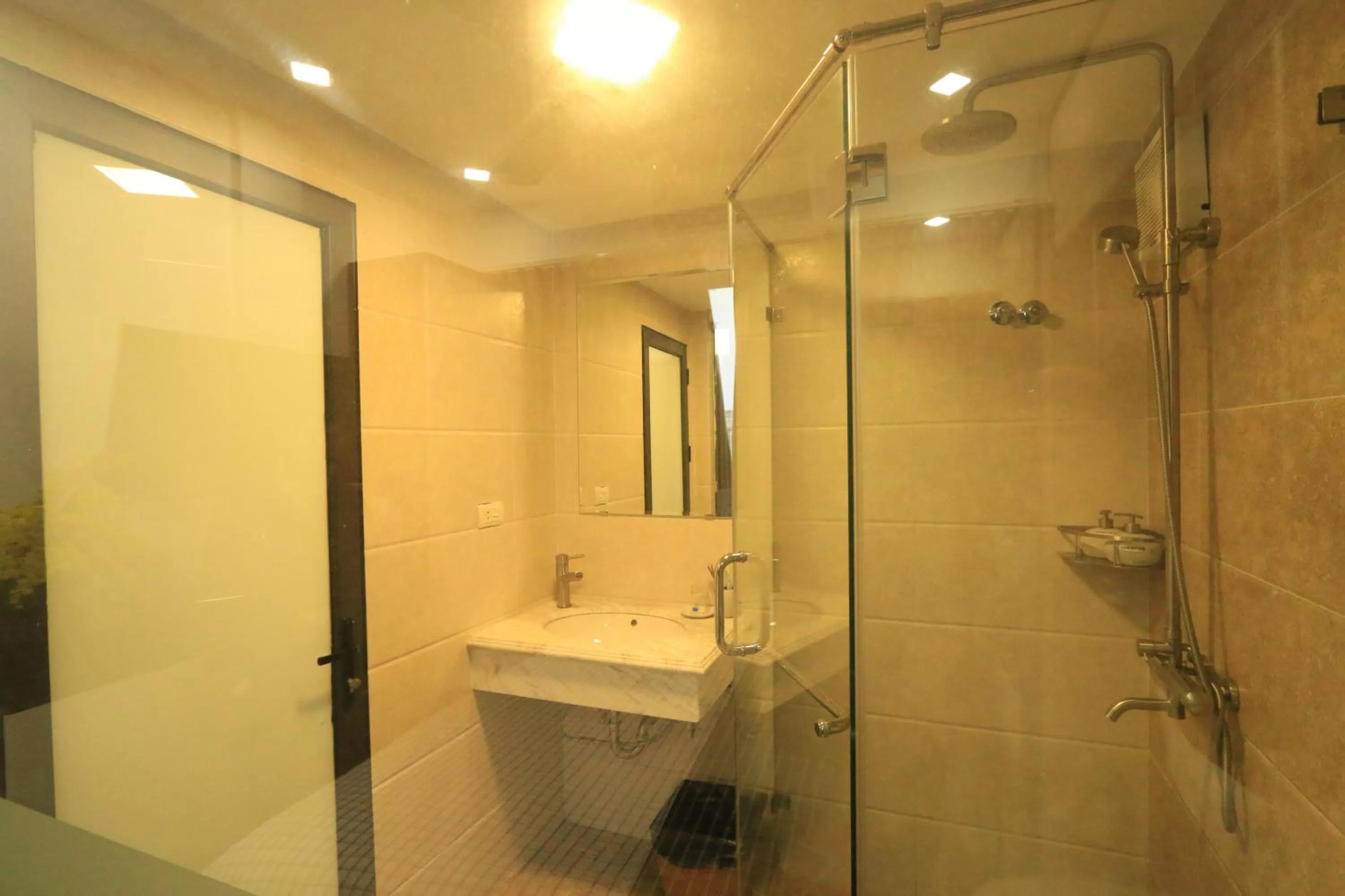 Shower in Tung Trang Hotel