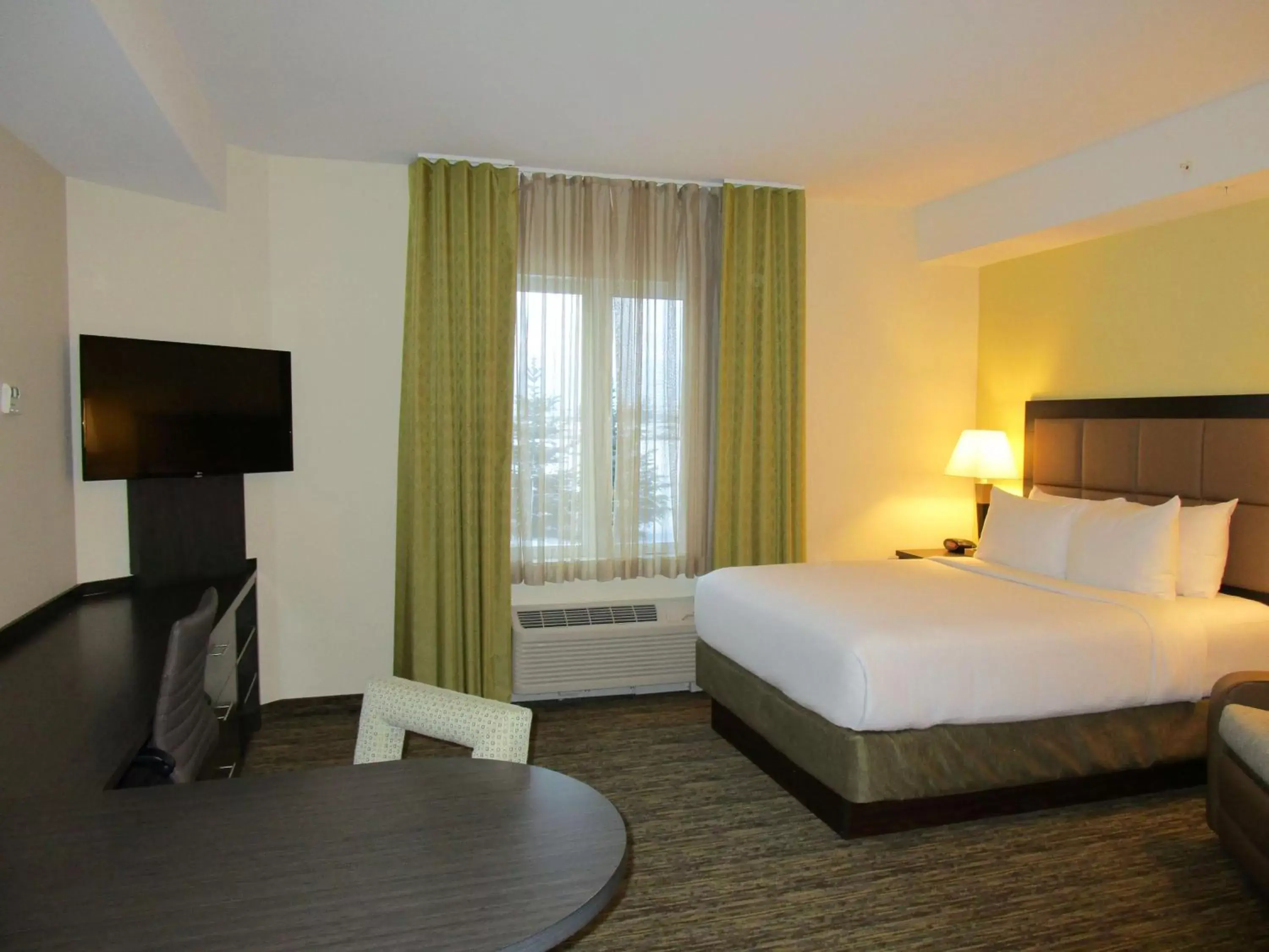 Photo of the whole room, Bed in Park Inn by Radisson, Calgary Airport North, AB